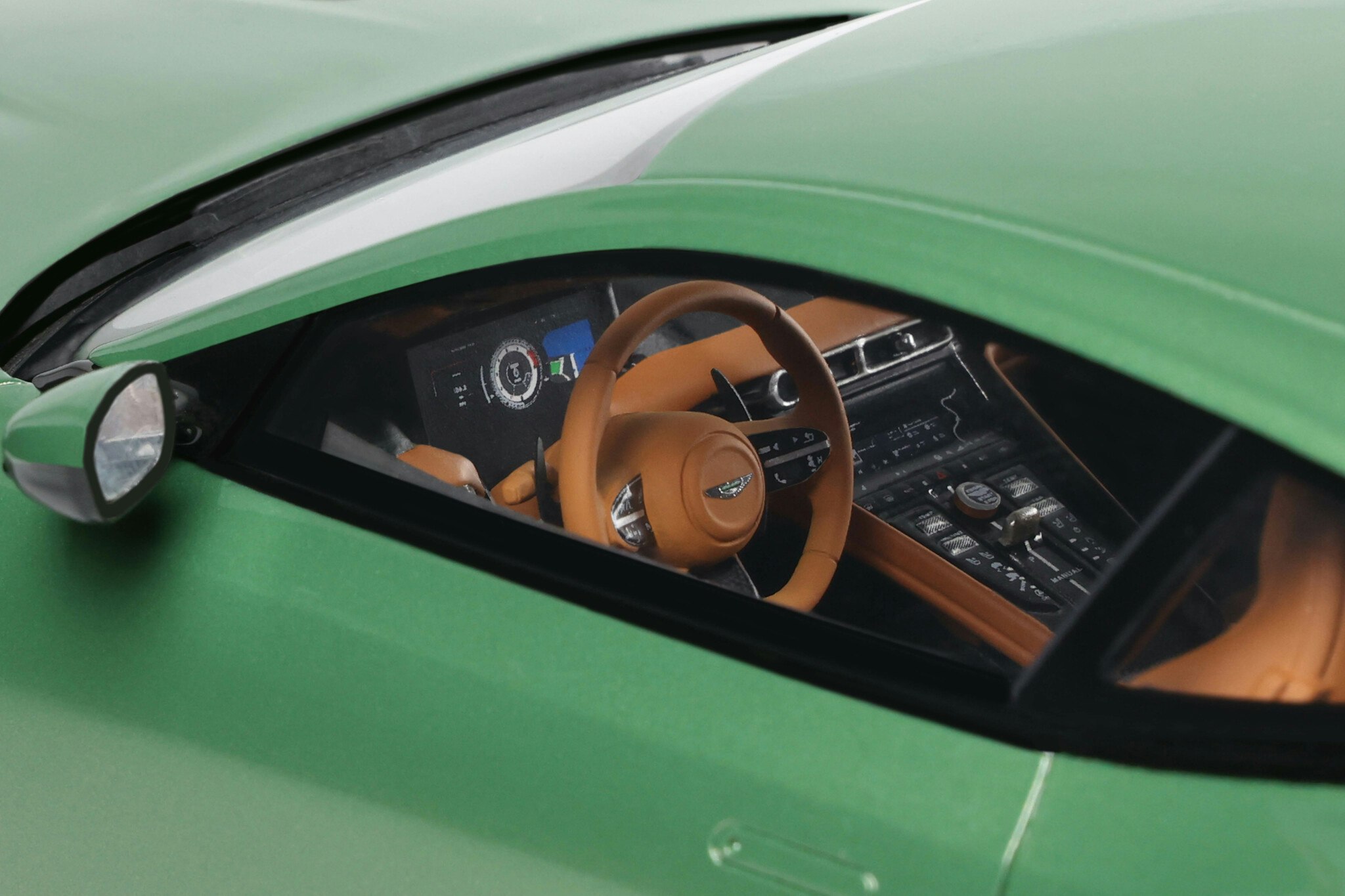Skala 1/18 Aston Martin DB12 Vantage Green 2023 fr GT Spirit (GT466)