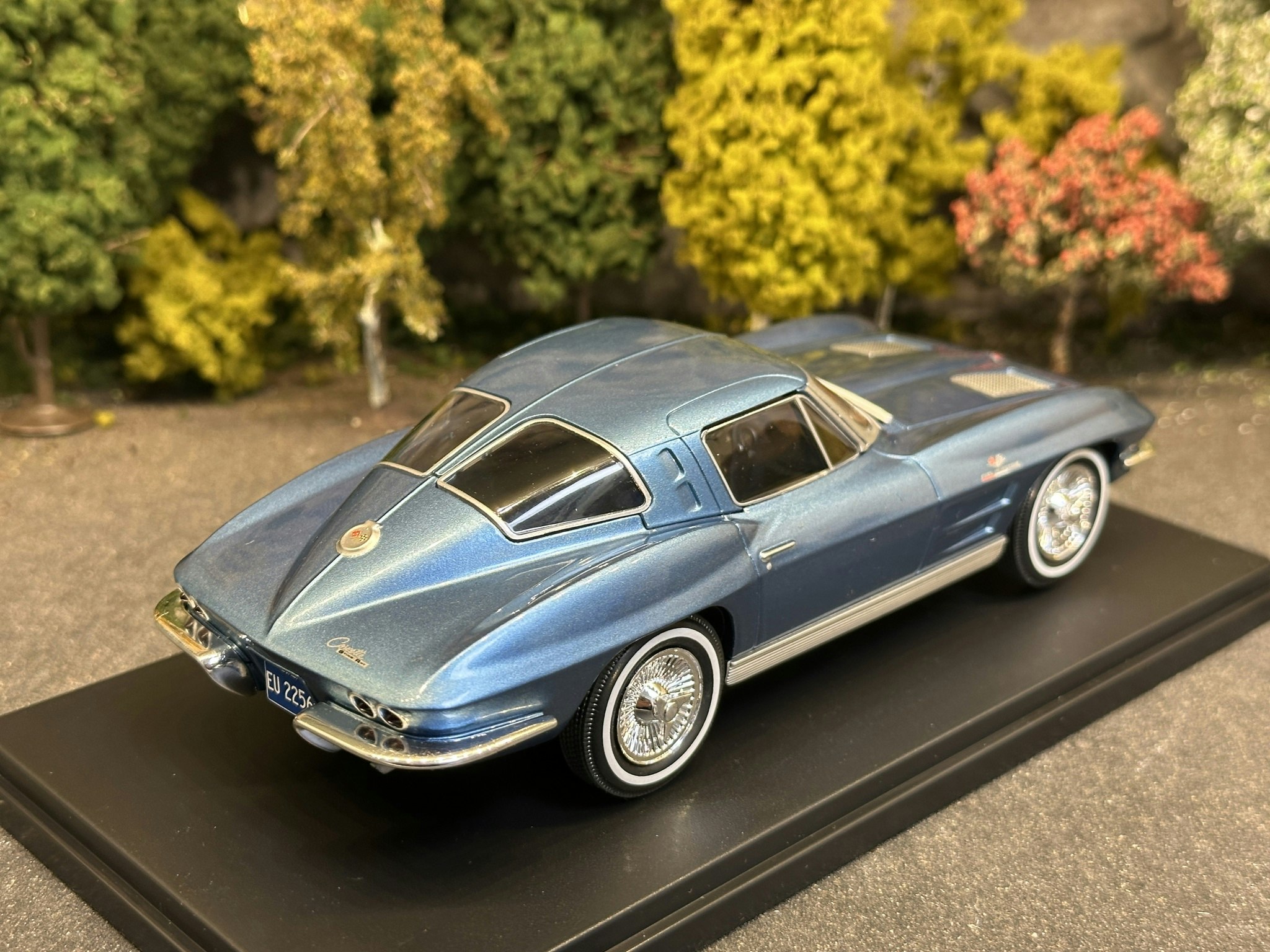 Skala 1/24 Chevrolet Corvette C2 Blue fr WhiteBox
