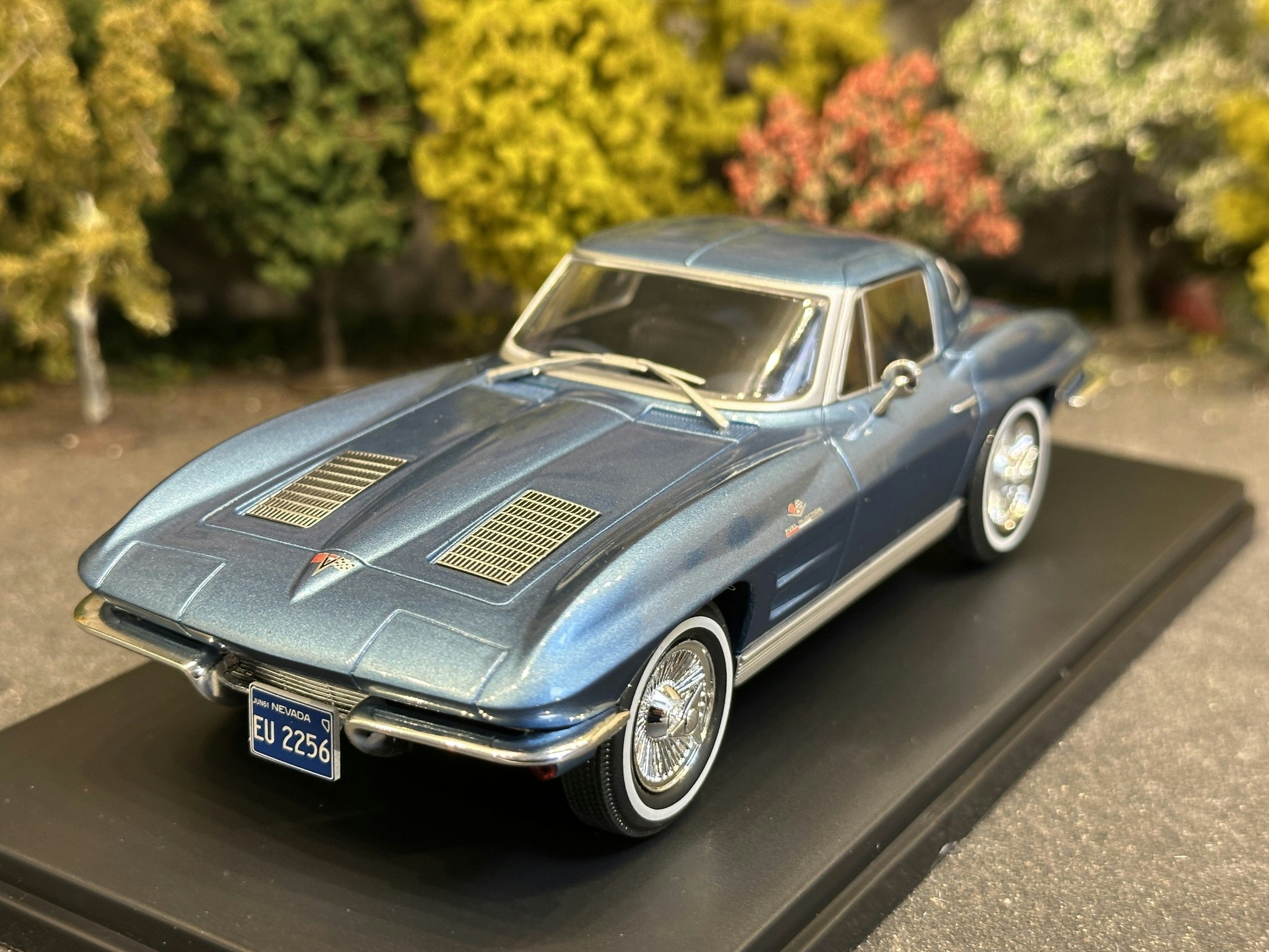 Skala 1/24 Chevrolet Corvette C2 Blue fr WhiteBox