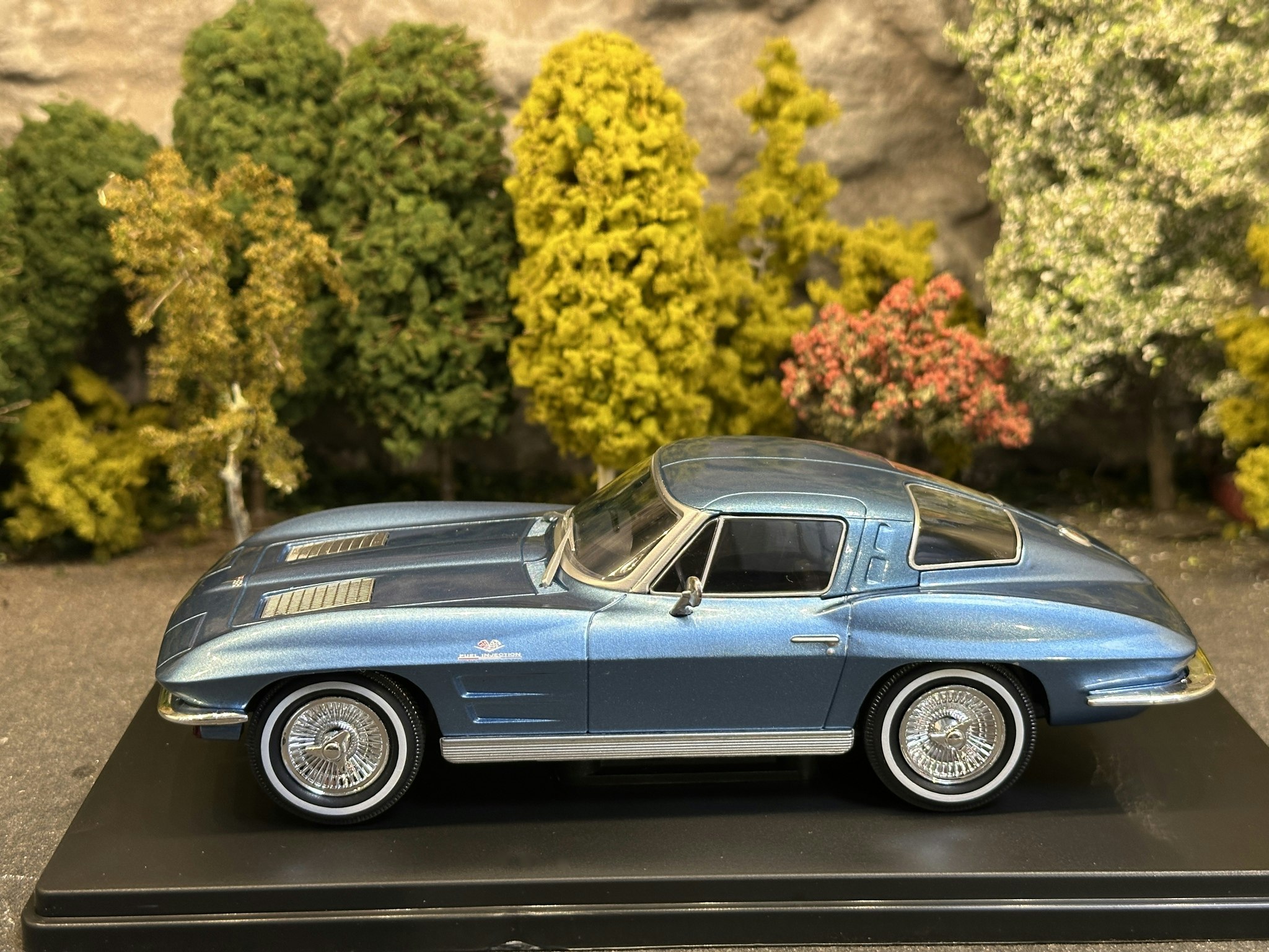 Skala 1/24 Chevrolet Corvette C2 Blue fr WhiteBox