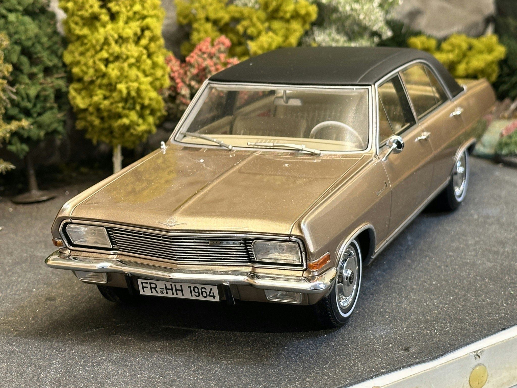 Skala 1/18 Opel Diplomat A V8 1964 Beige metallic/black fr BoS Best Of Show