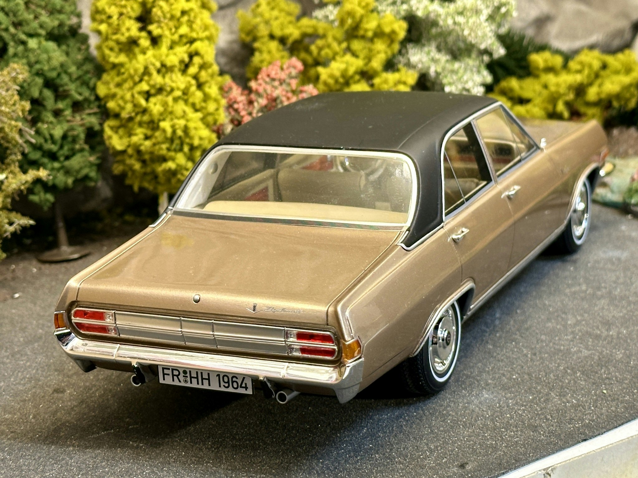 Skala 1/18 Opel Diplomat A V8 1964 Beige metallic/black fr BoS Best Of Show