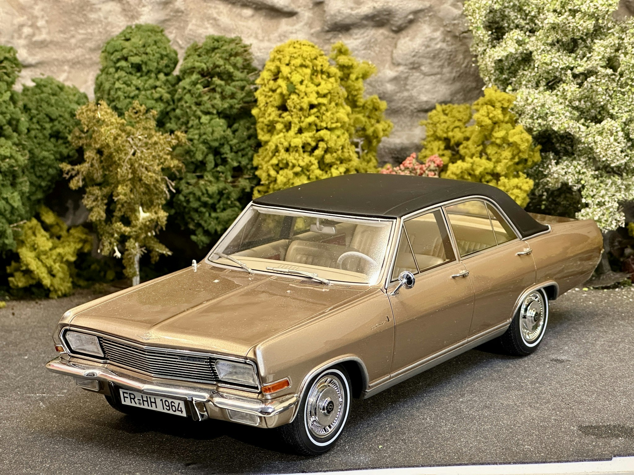 Skala 1/18 Opel Diplomat A V8 1964 Beige metallic/black fr BoS Best Of Show