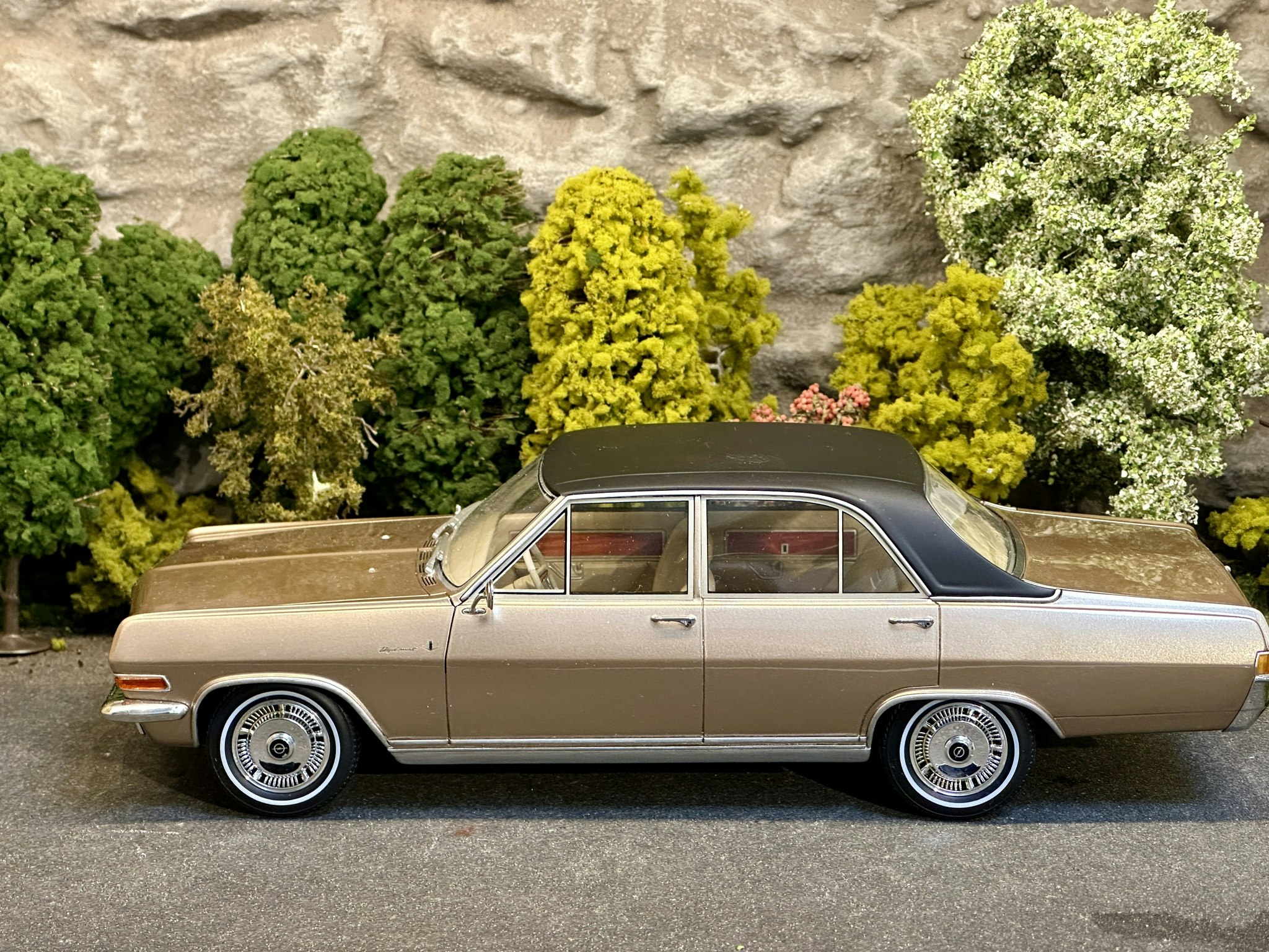 Skala 1/18 Opel Diplomat A V8 1964 Beige metallic/black fr BoS Best Of Show