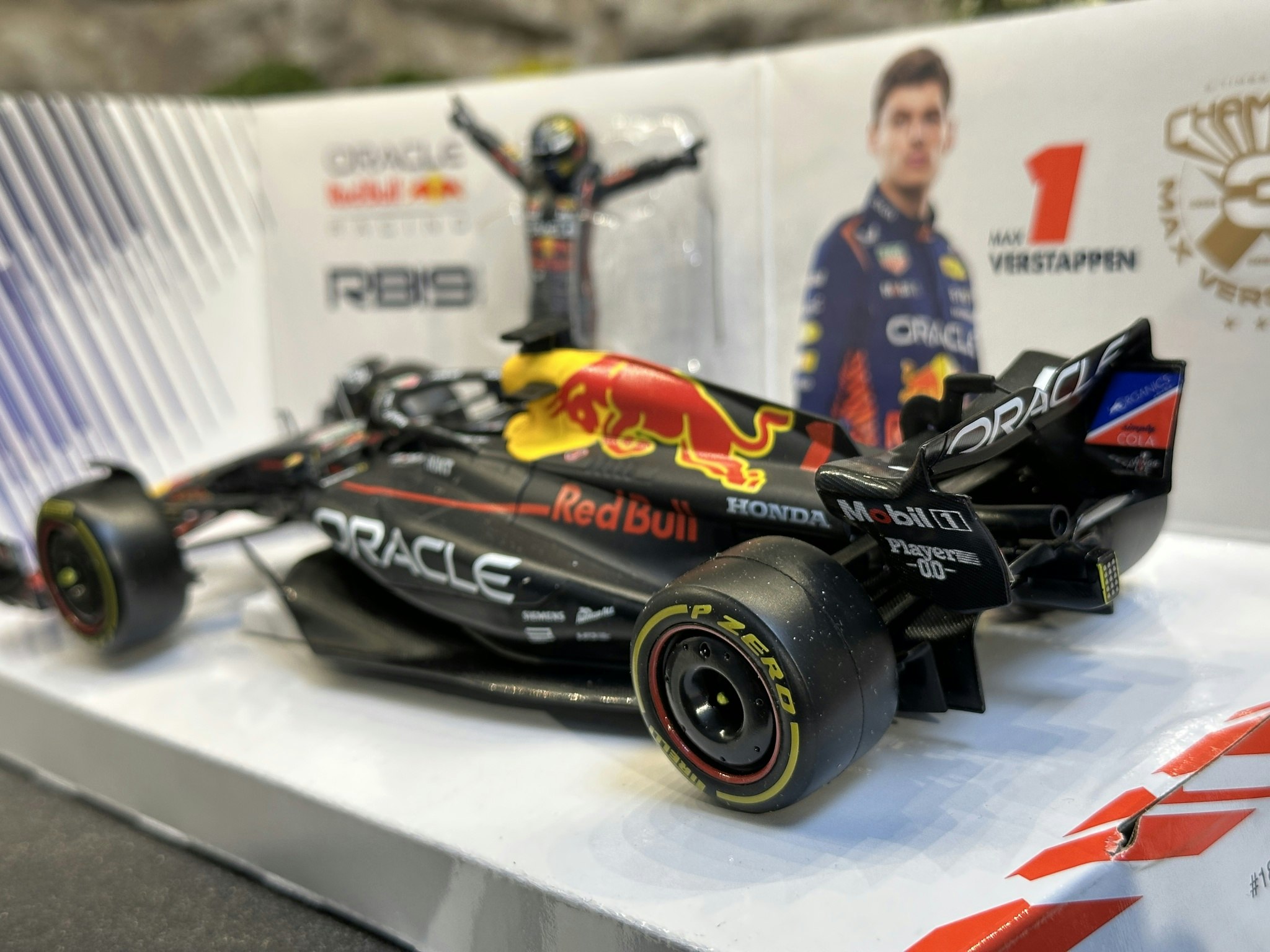 Skala 1/24 Formula 1 Oracle RedBull Racing RB19 w figure M Verstappen fr Bburago