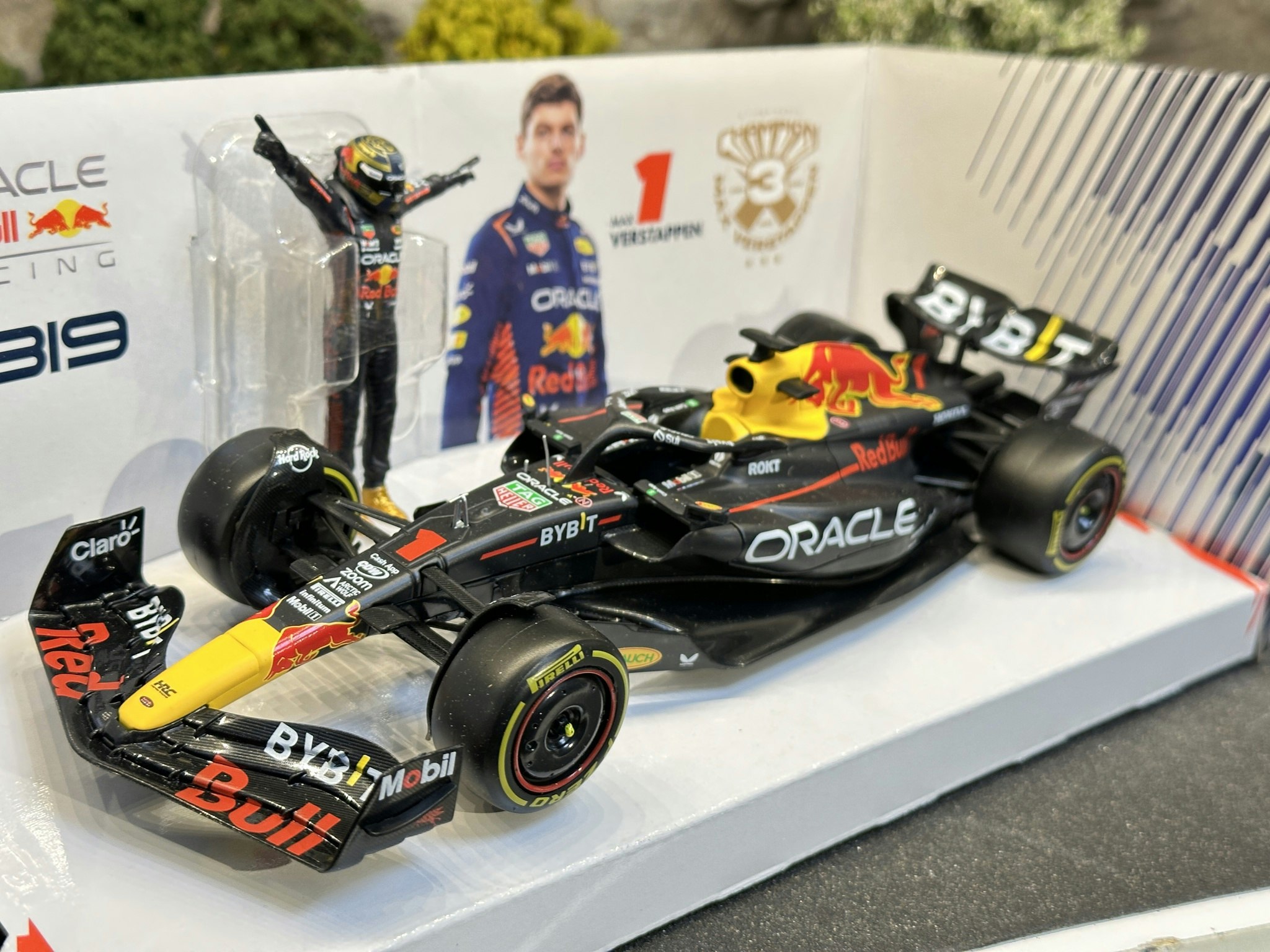 Skala 1/24 Formula 1 Oracle RedBull Racing RB19 w figure M Verstappen fr Bburago