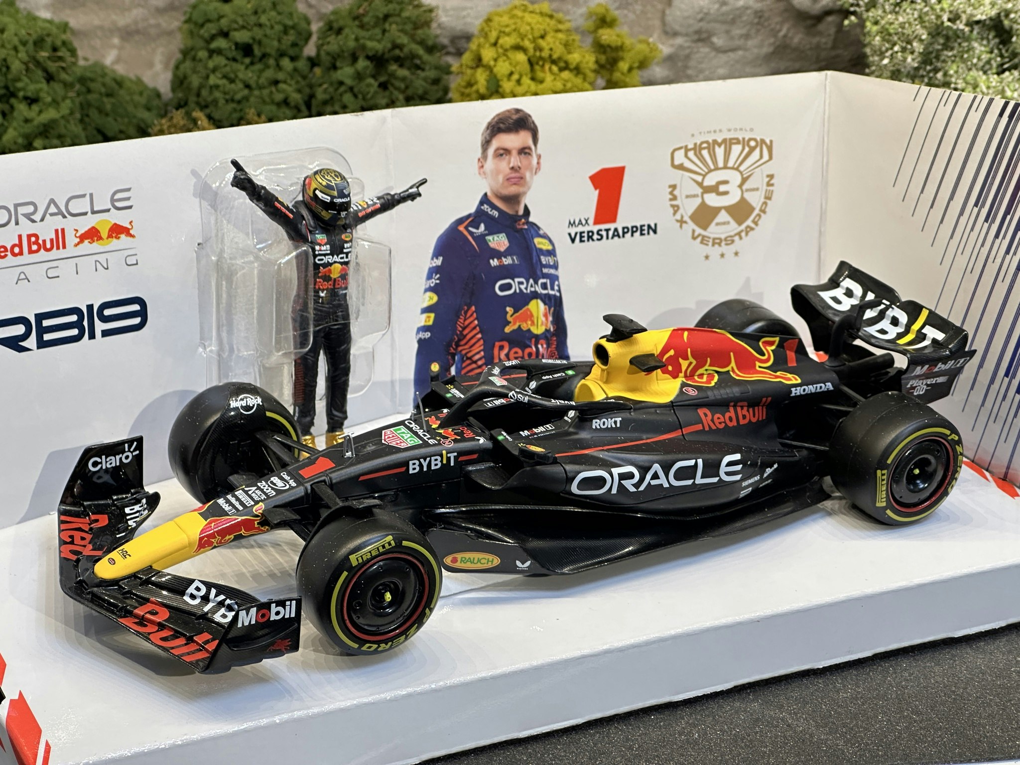 Skala 1/24 Formula 1 Oracle RedBull Racing RB19 w figure M Verstappen fr Bburago