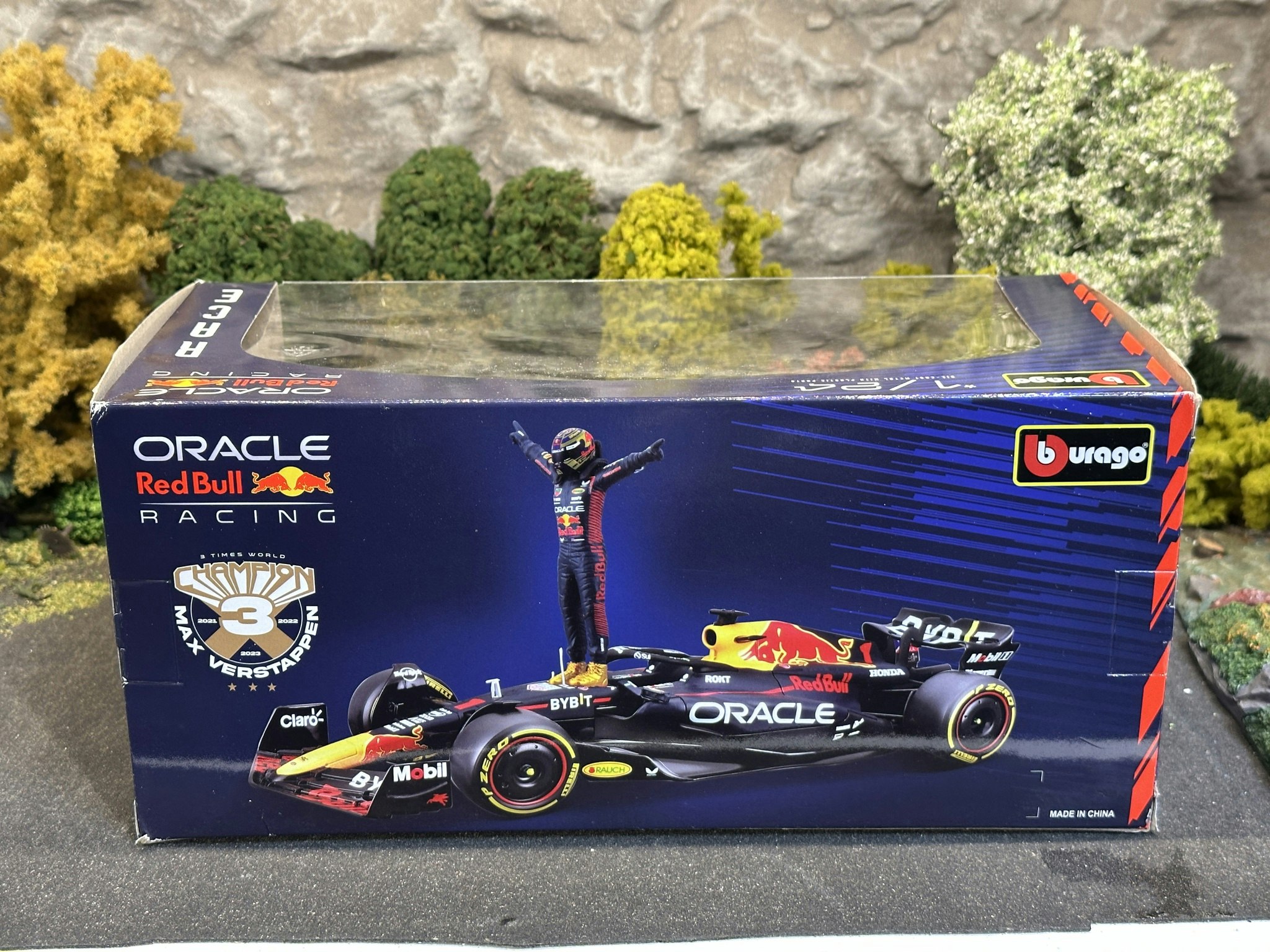Skala 1/24 Formula 1 Oracle RedBull Racing RB19 w figure M Verstappen fr Bburago