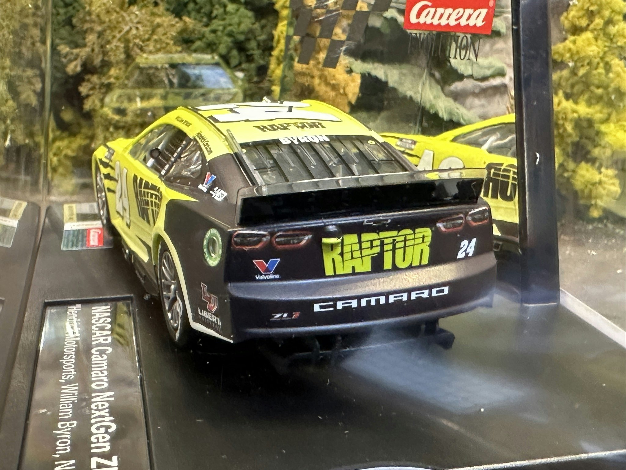 Skala 1/32 Analogue slot car fr Carrera: NASCAR Camaro NextGen ZL1 #24