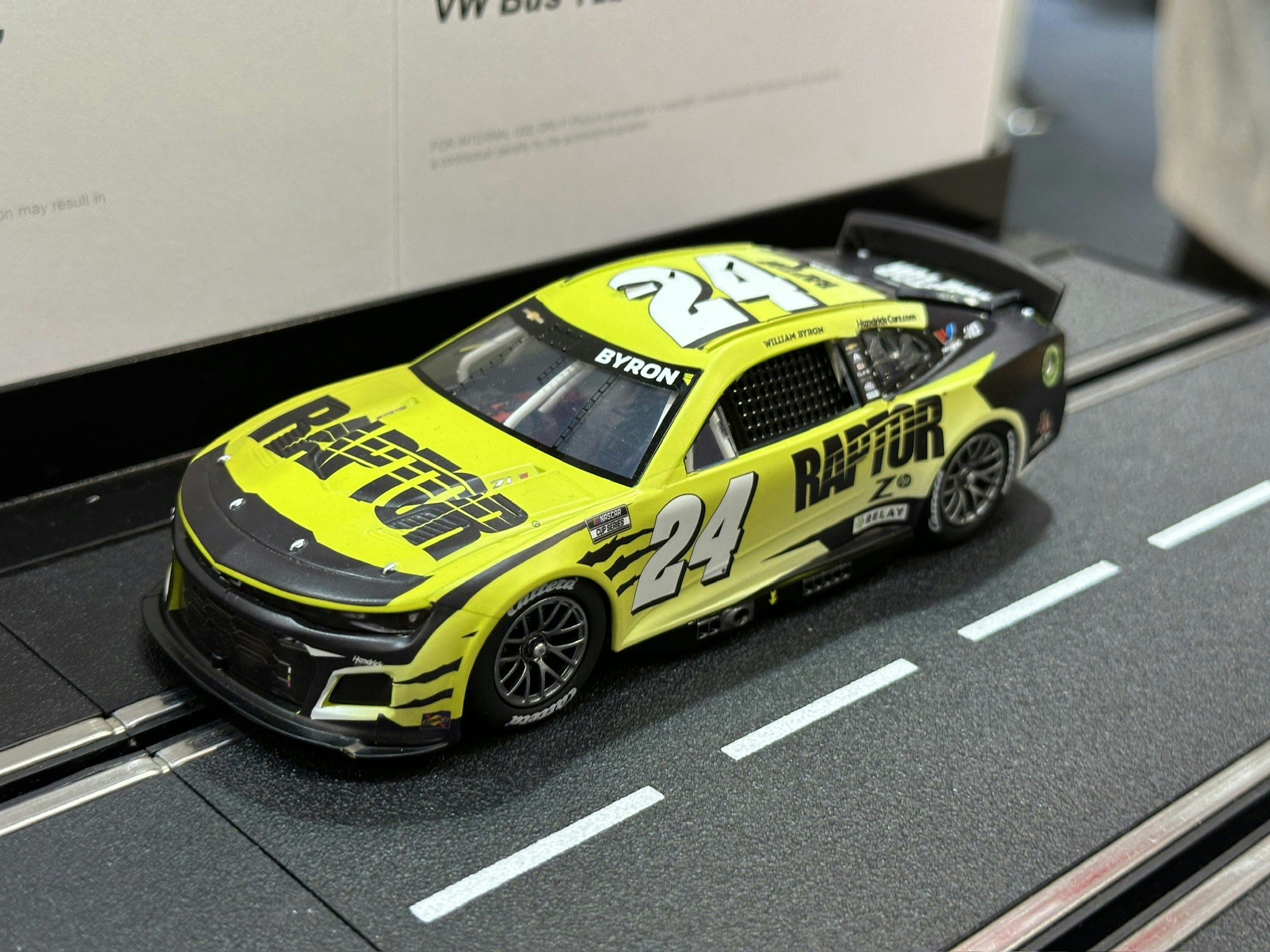 Skala 1/32 Analogue slot car fr Carrera: NASCAR Camaro NextGen ZL1 #24