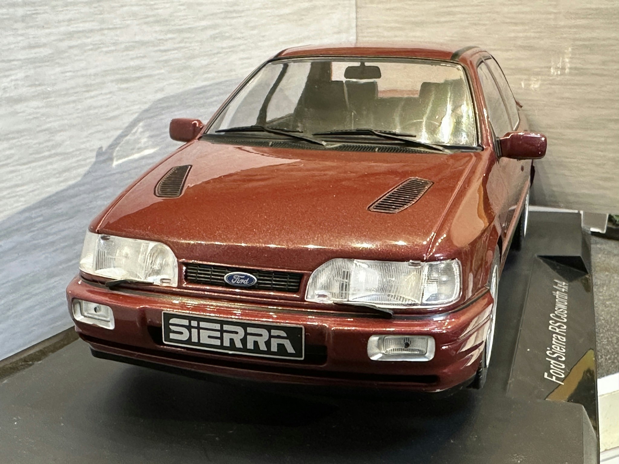 Skala 1/18 Ford Sierra RS Cosworth 4x4, Dark red fr MCG/Model Car Group
