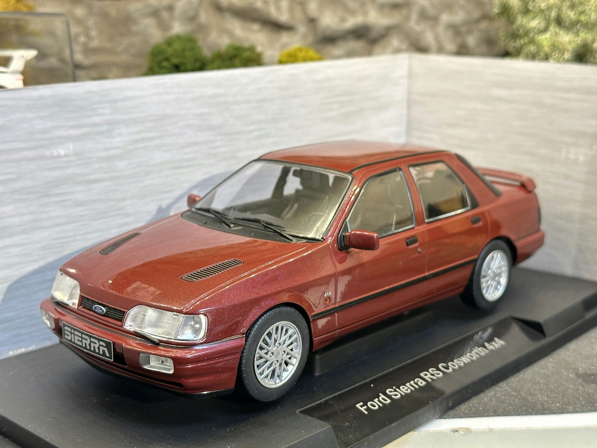 Skala 1/18 Ford Sierra RS Cosworth 4x4, Dark red fr MCG/Model Car Group