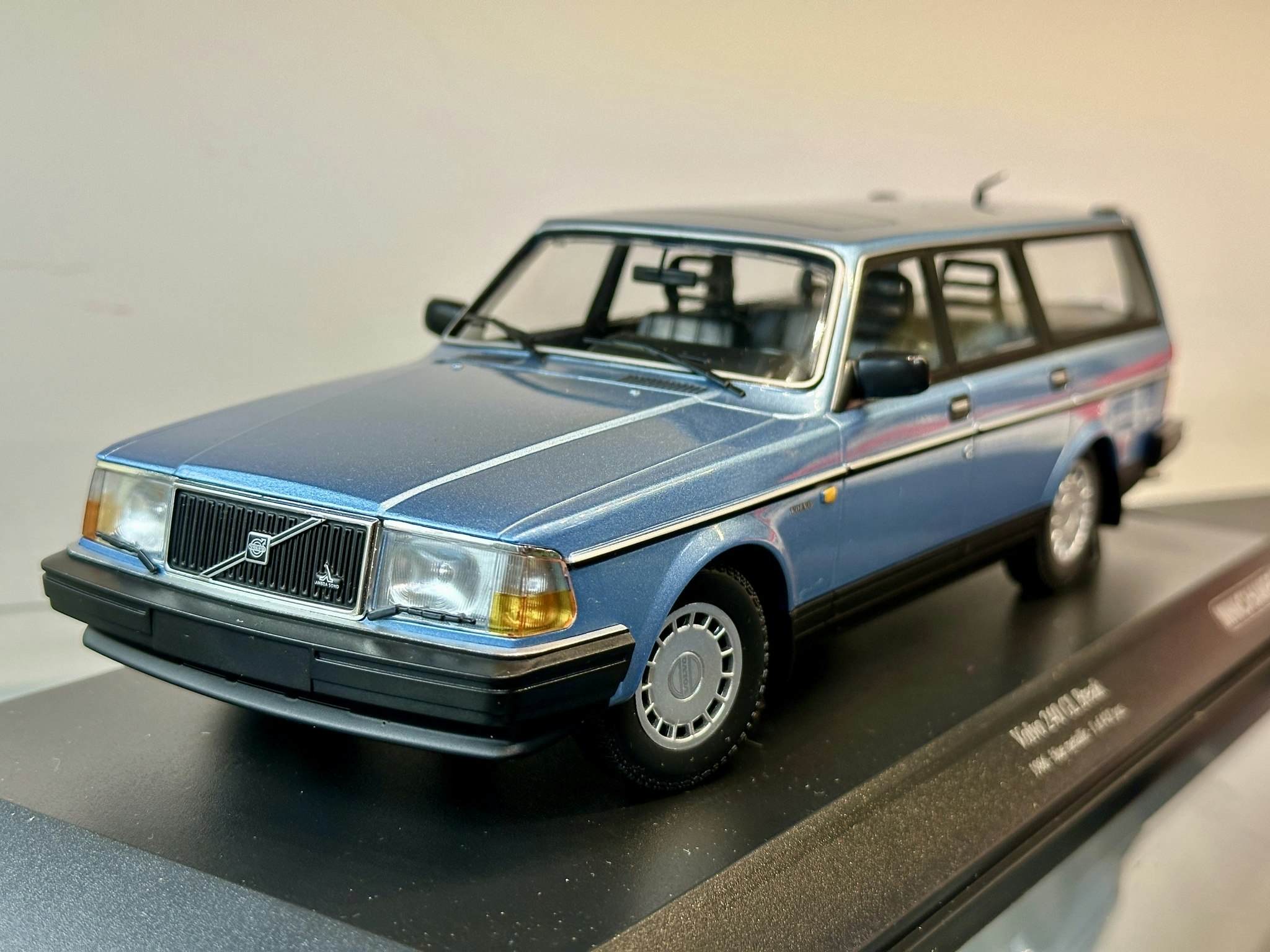 Skala 1/18 Volvo 240 GL Break (245) Blue fr Minichamps 1 of 432 pcs