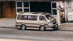 Skala 1/64 Toyota Hiace Wagon Custom, Silver/Brown fr TARMAC works - Road 64