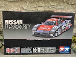 Skala 1/24 Nissan R390 GT1, Plastic building kit fr Tamiya