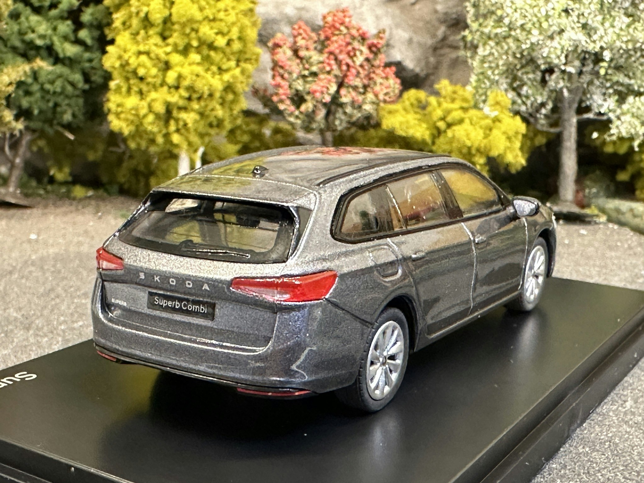 Skala 1/43 Škoda Superb IV Combi 2023' Grafite gray, fr Abrex