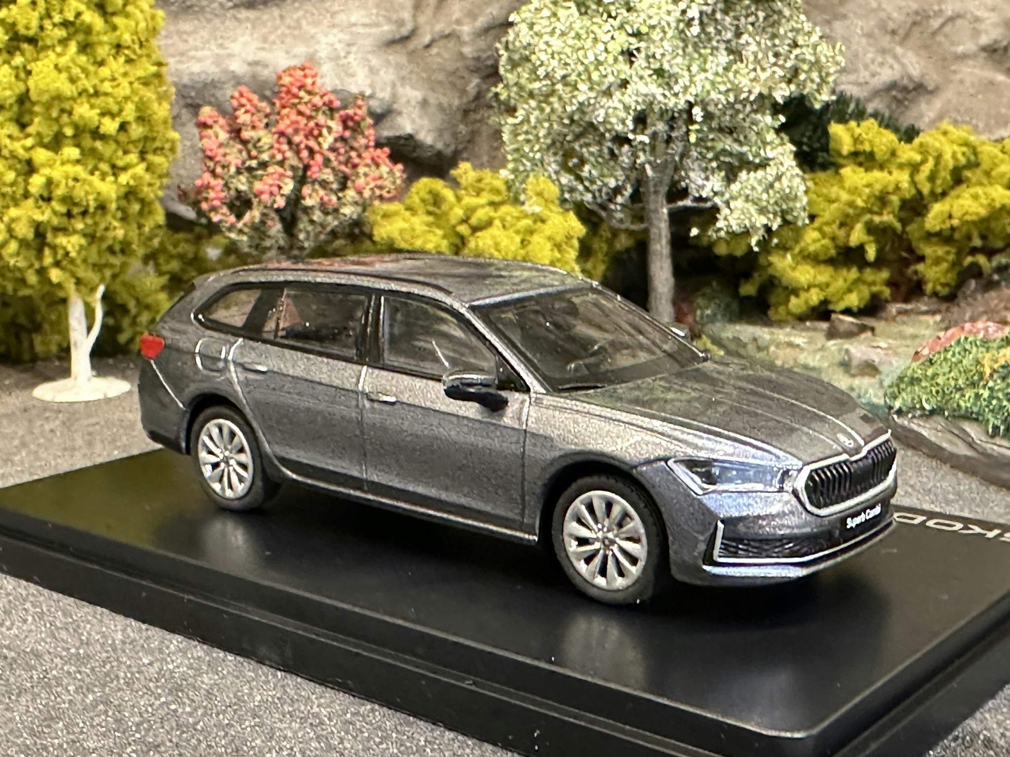Skala 1/43 Škoda Superb IV Combi 2023' Grafite gray, fr Abrex