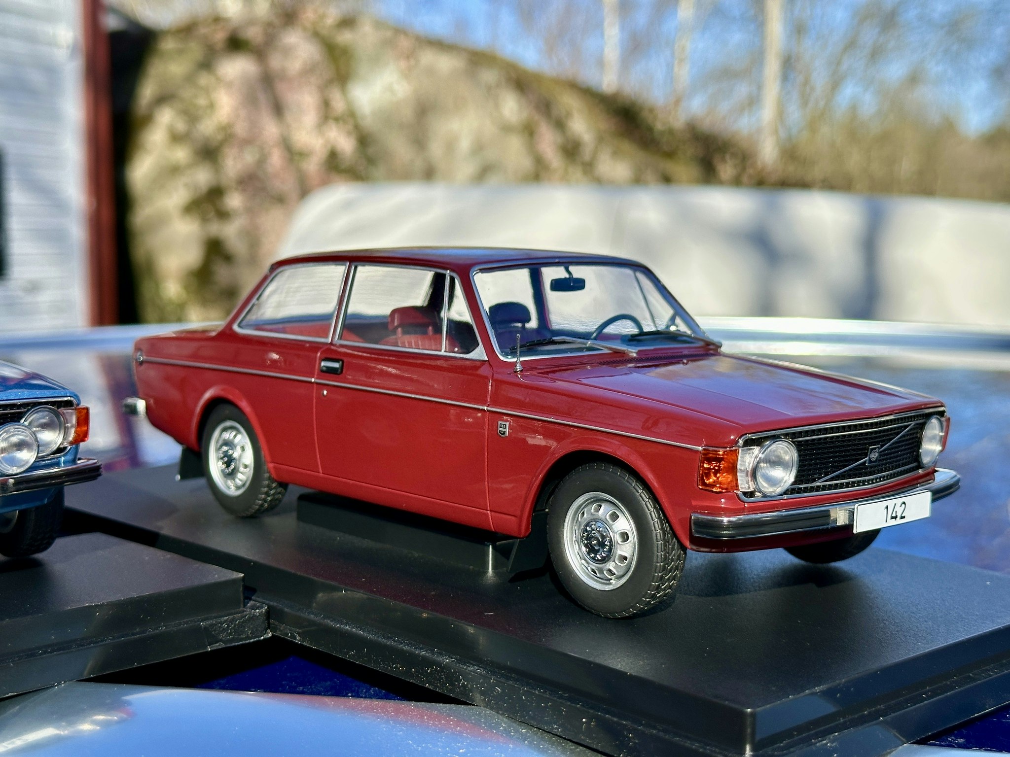 Skala 1/18 Volvo 142, Röd, 1973 fr MCG/Model Car Group