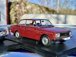 Skala 1/18 Volvo 142, Röd, 1973 fr MCG/Model Car Group