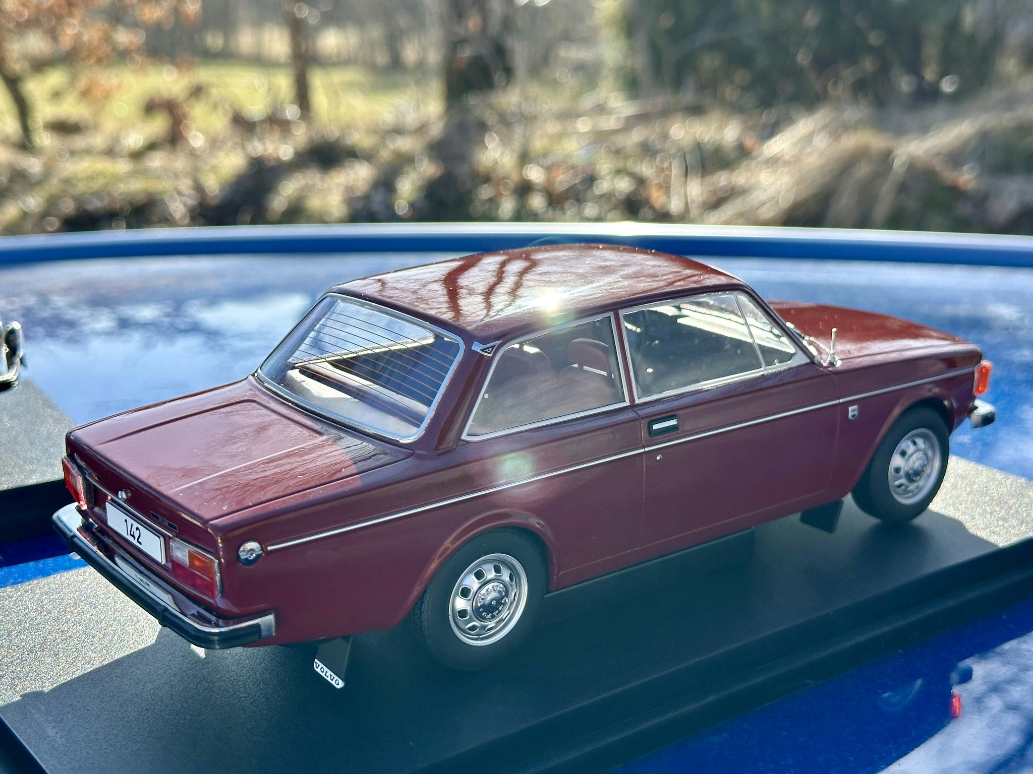 Skala 1/18 Volvo 142, Röd, 1973 fr MCG/Model Car Group