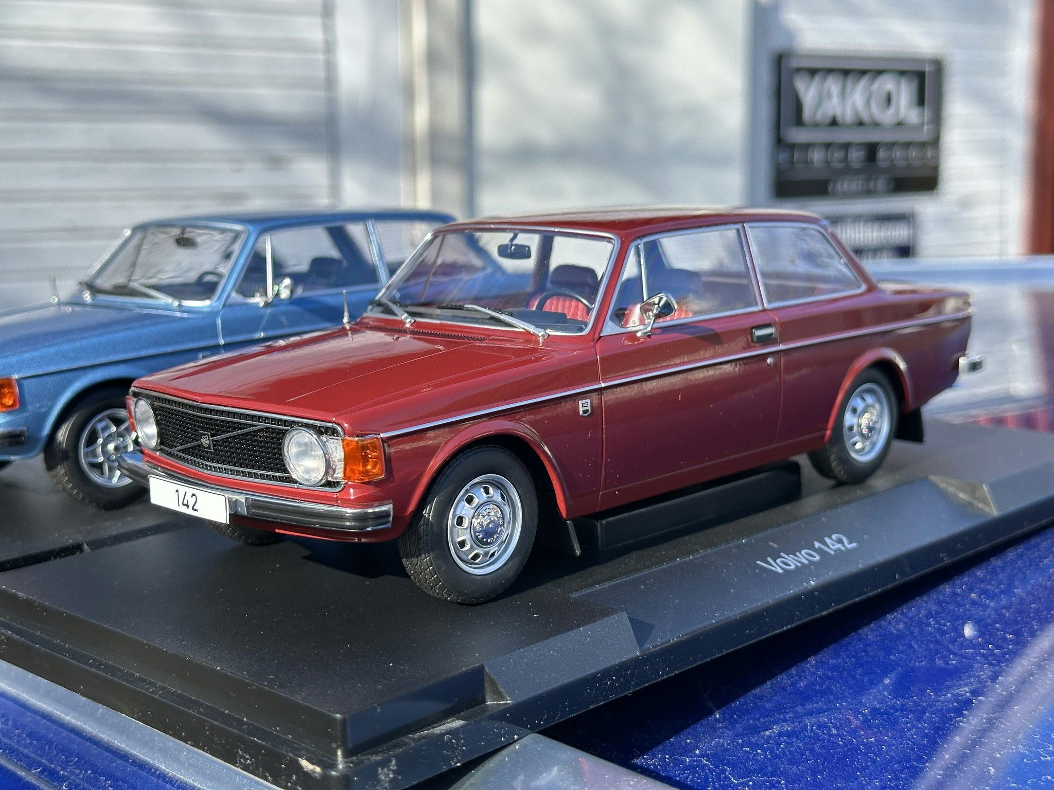 Skala 1/18 Volvo 142, Röd, 1973 fr MCG/Model Car Group