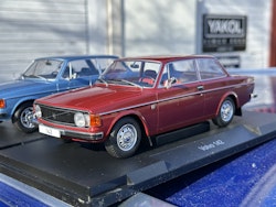 Skala 1/18 Volvo 142, Röd, 1973 fr MCG/Model Car Group