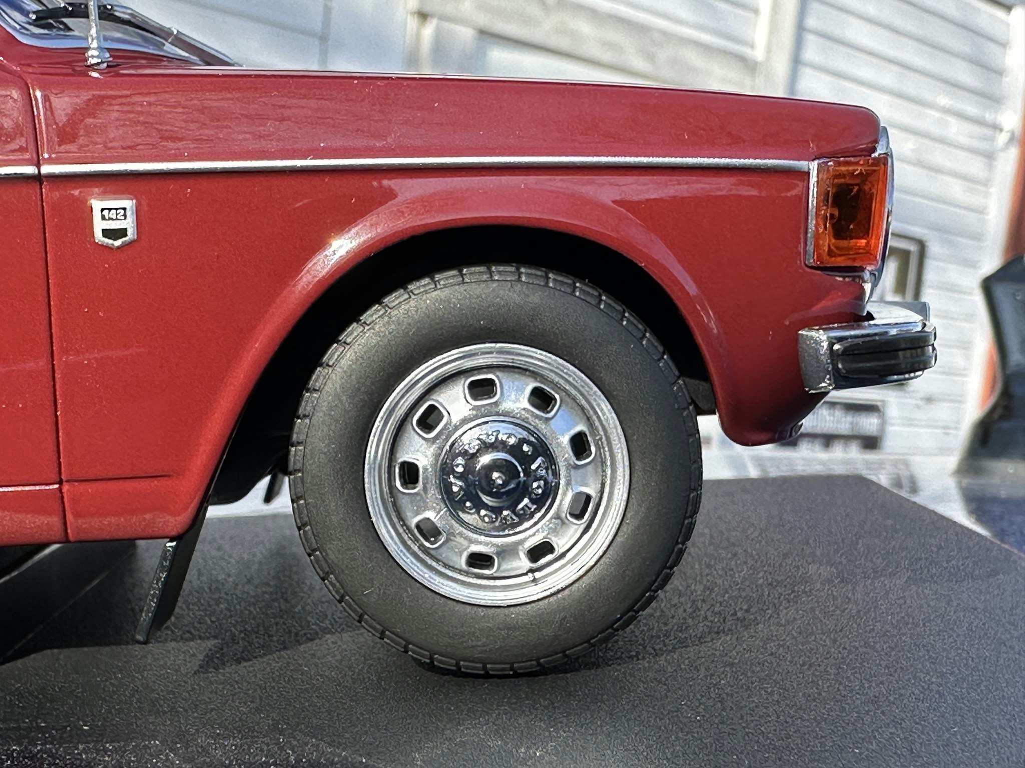 Skala 1/18 Volvo 142, Röd, 1973 fr MCG/Model Car Group