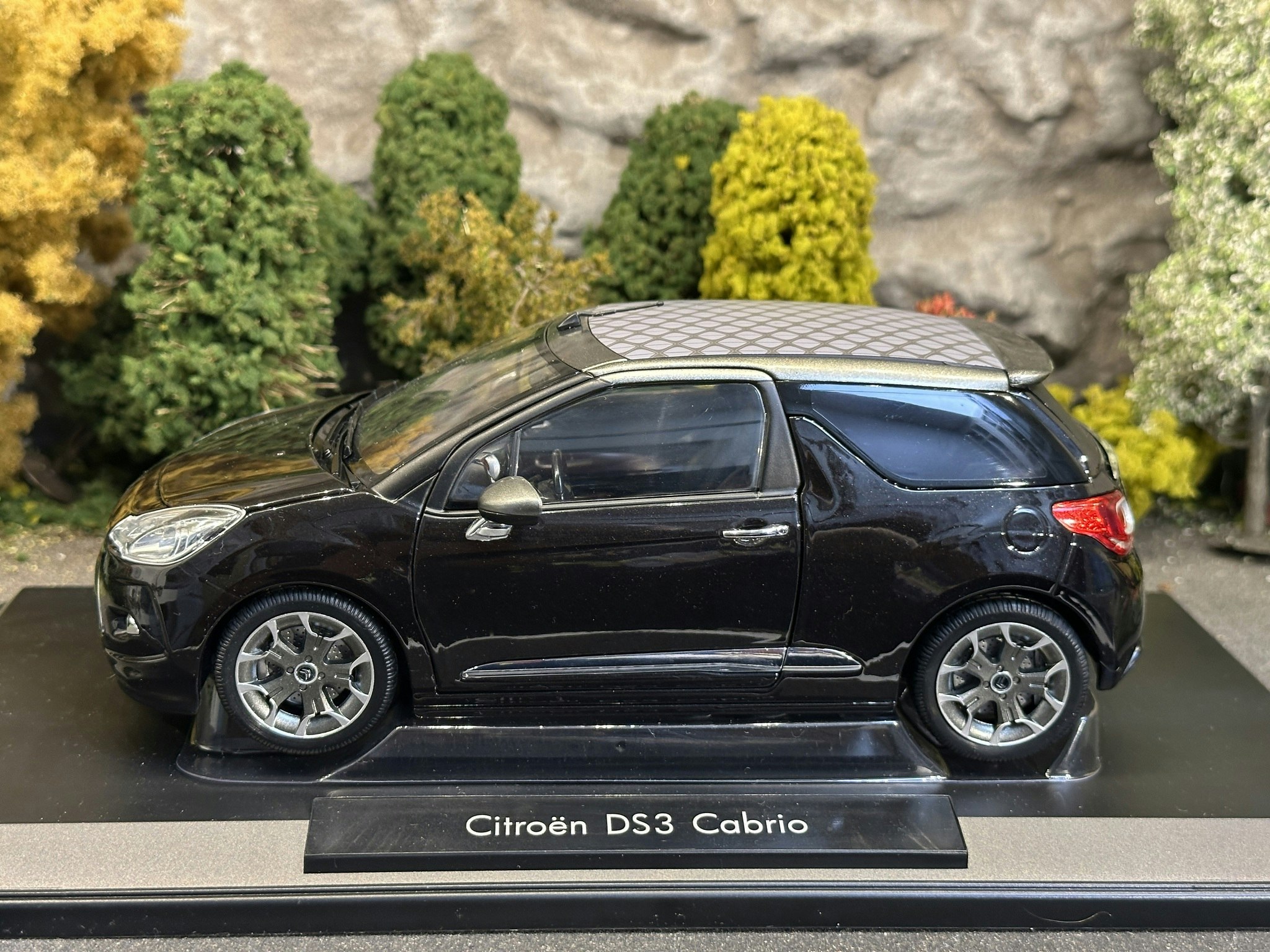 Skala 1/18 Citroen DS3 Cabrio fr Norev