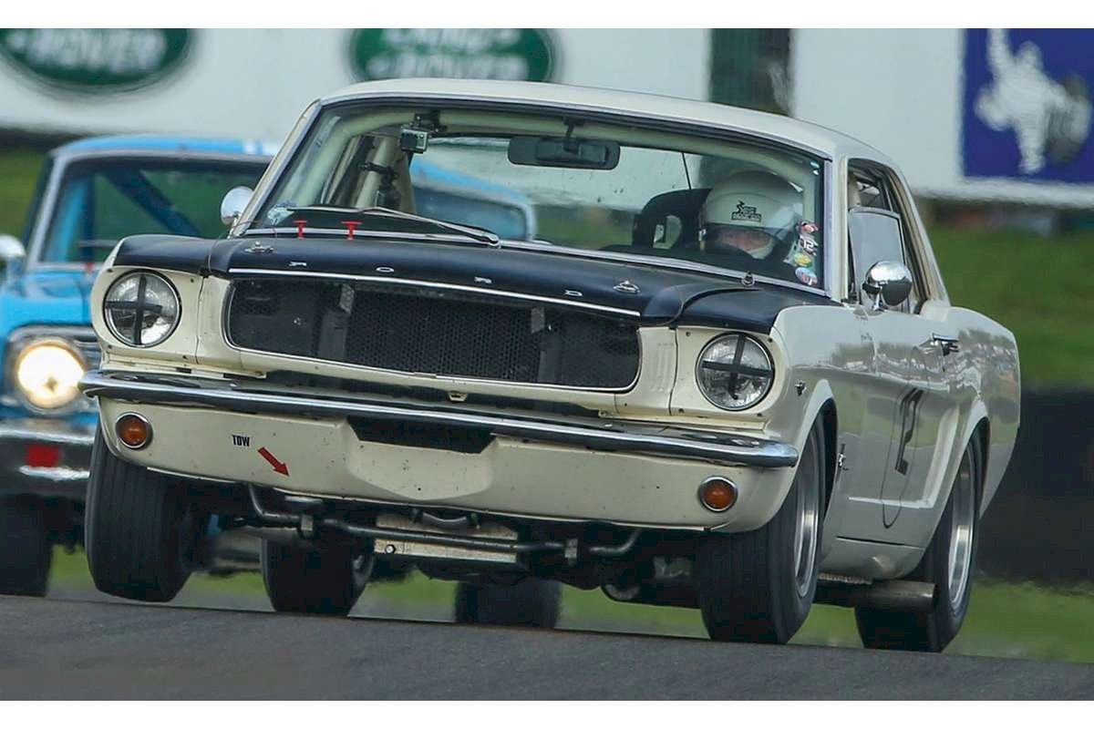 Skala 1/32 Analogue Scalextric Slot Car: Mustang Bill & Fred Shepherd, Goodwood Revival