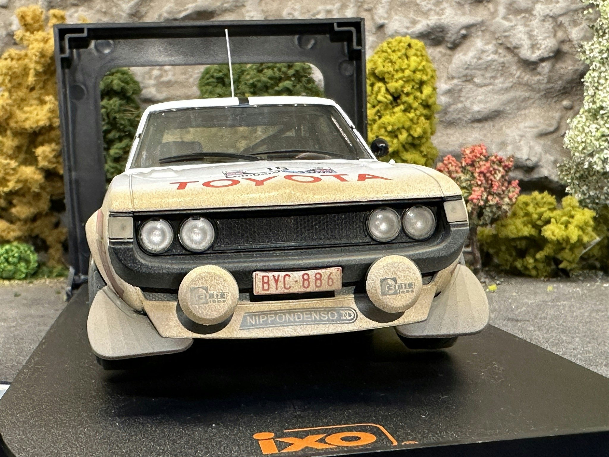 Skala 1/18 Dirty Toyota Celica 2000 GT (RA21), RAC 1977, #18 Therier/Vial fr IXO Models