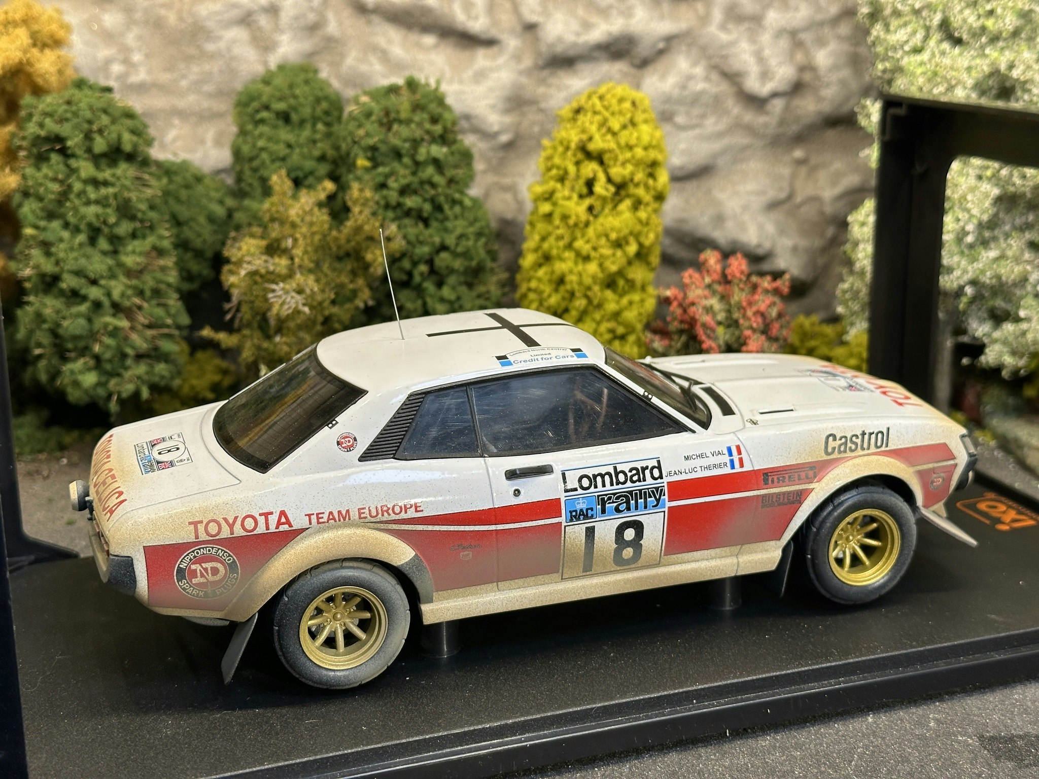 Skala 1/18 Dirty Toyota Celica 2000 GT (RA21), RAC 1977, #18 Therier/Vial fr IXO Models