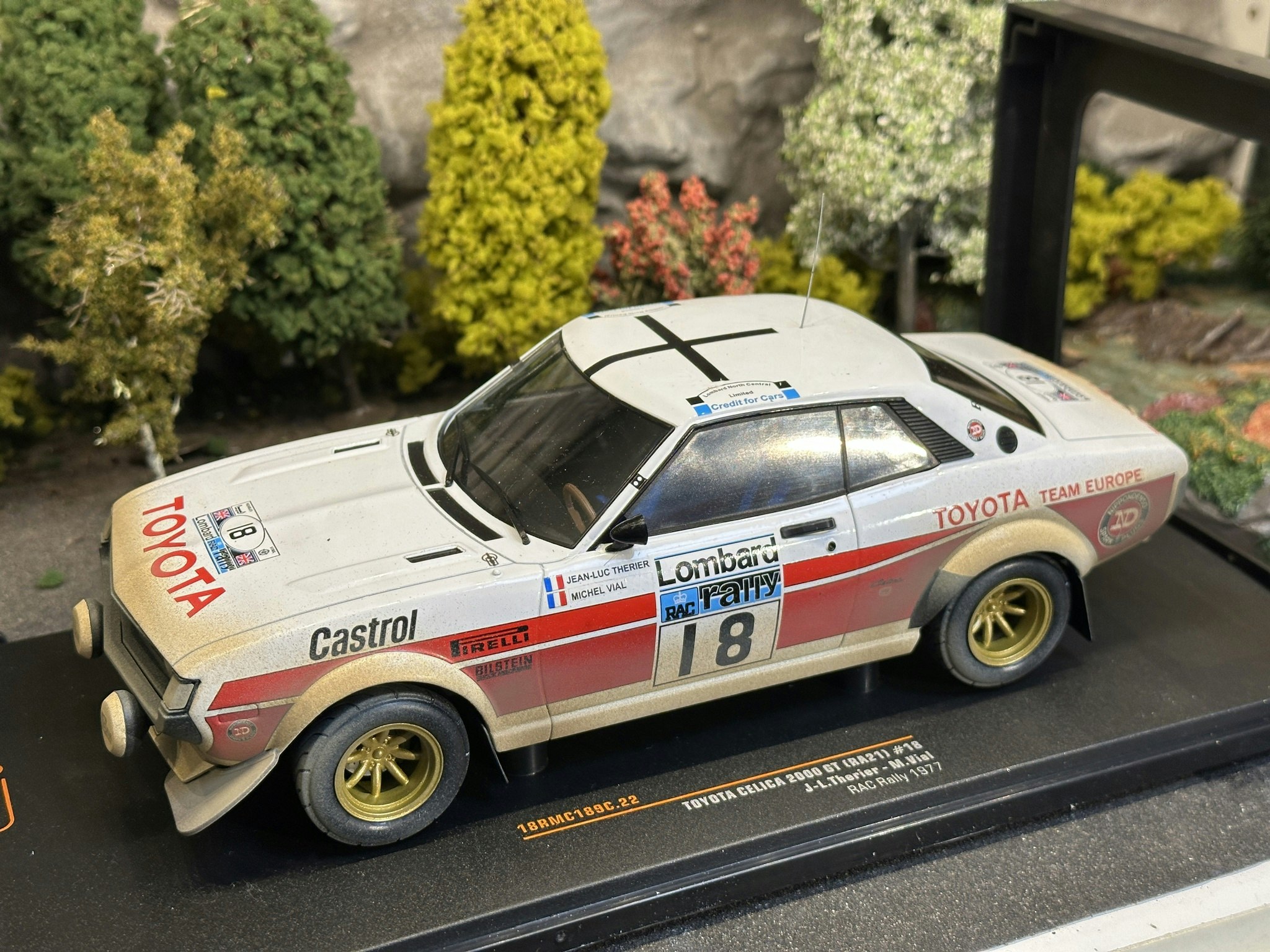 Skala 1/18 Dirty Toyota Celica 2000 GT (RA21), RAC 1977, #18 Therier/Vial fr IXO Models