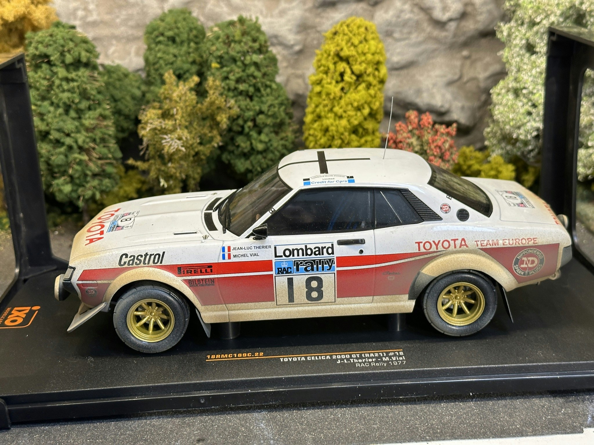 Skala 1/18 Dirty Toyota Celica 2000 GT (RA21), RAC 1977, #18 Therier/Vial fr IXO Models