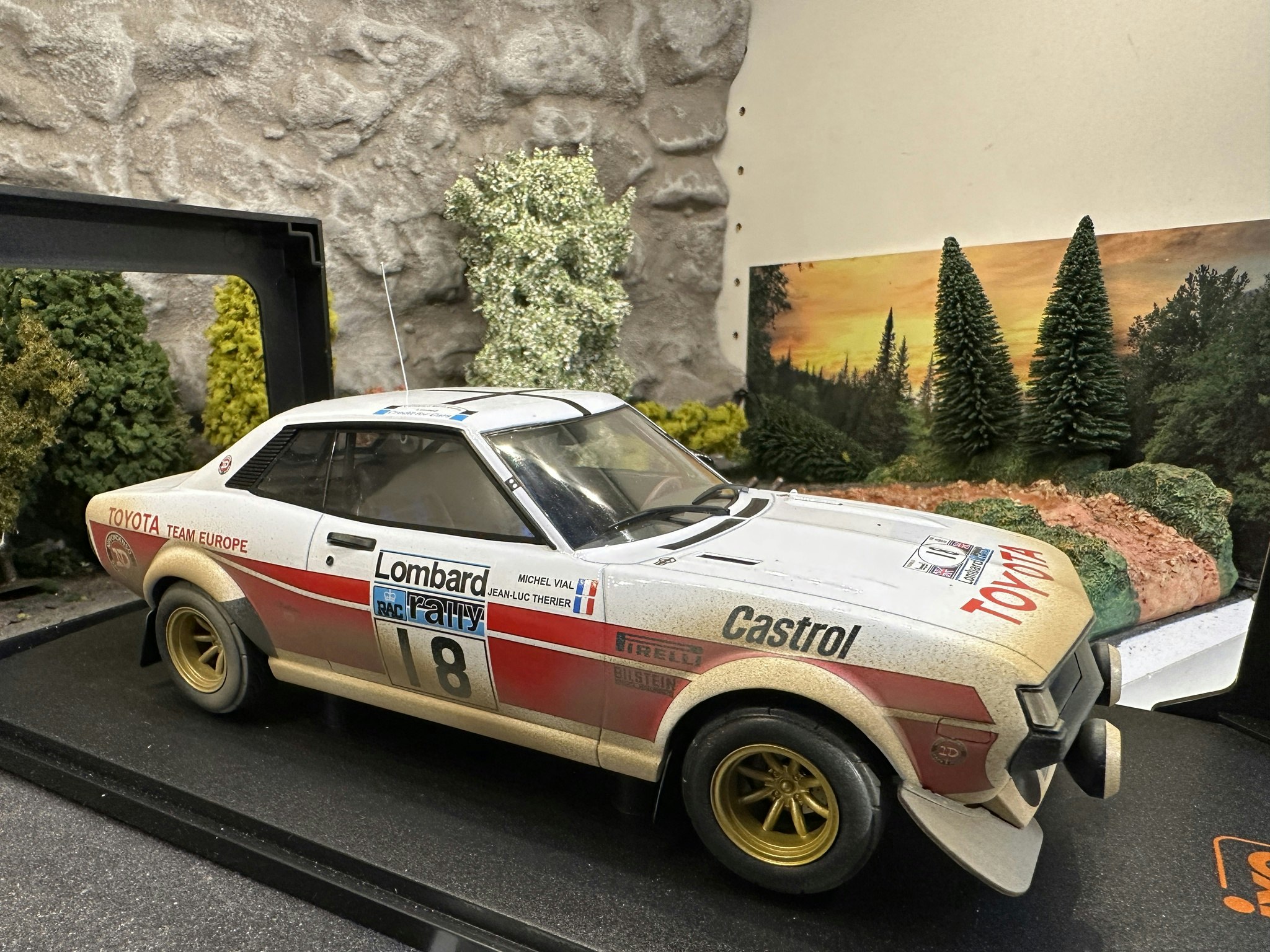 Skala 1/18 Dirty Toyota Celica 2000 GT (RA21), RAC 1977, #18 Therier/Vial fr IXO Models