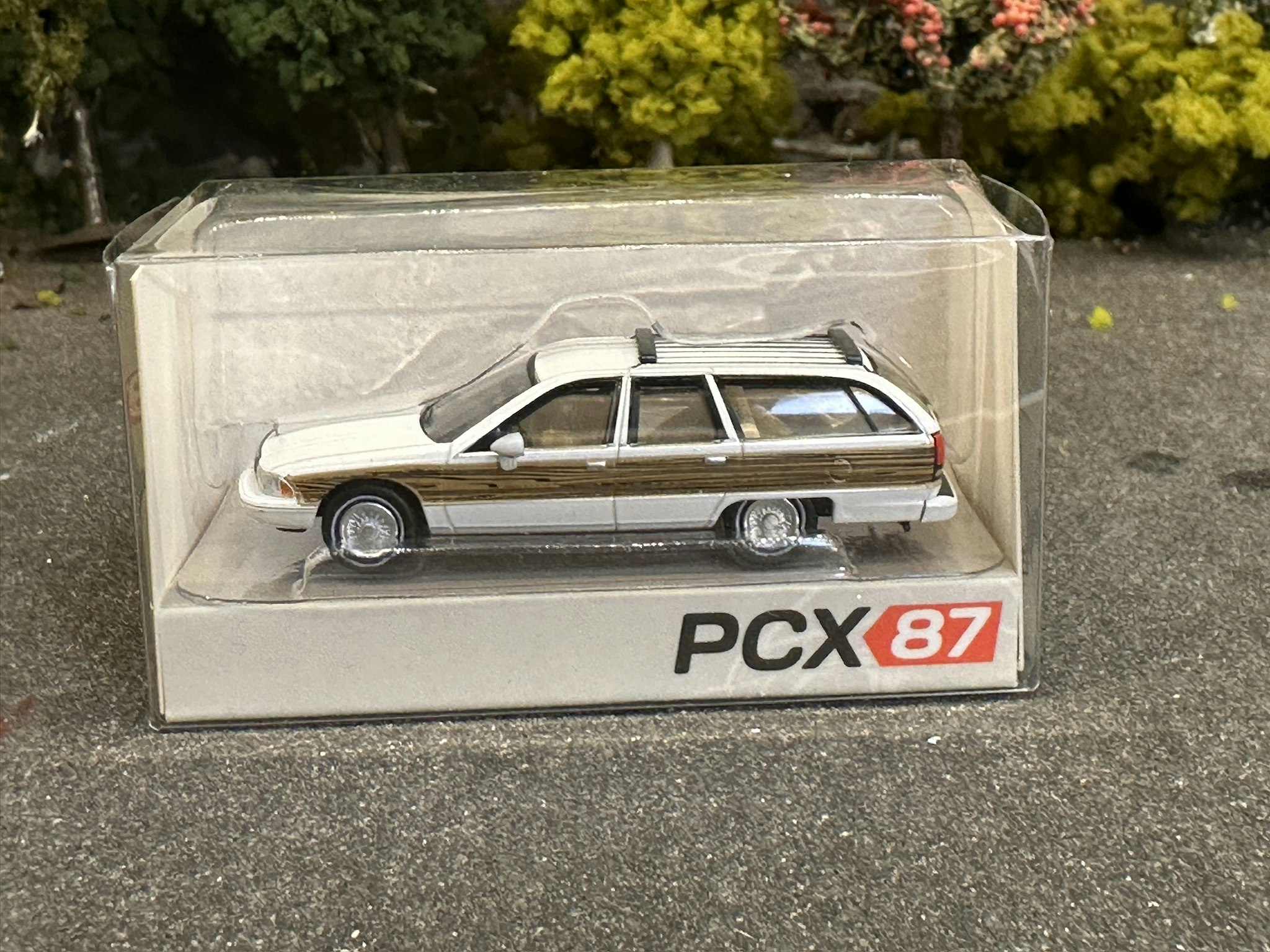 Skala 1/87 - Chevrolet Caprice Station Wagon, White/wood fr PCX87