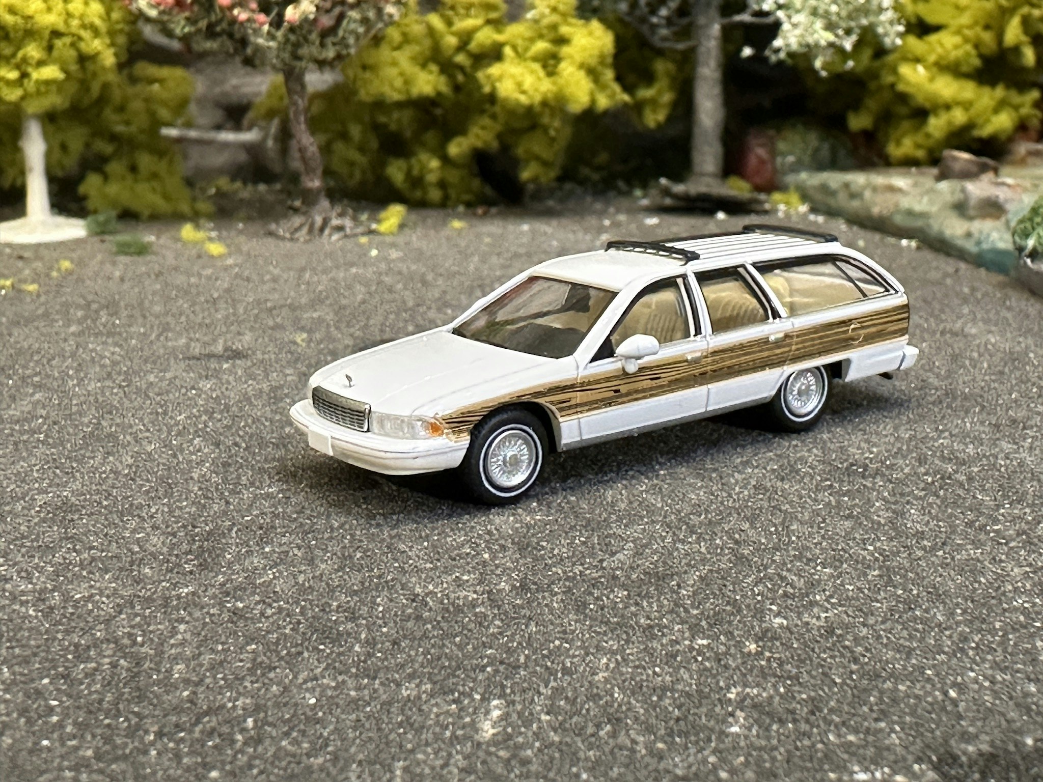 Skala 1/87 - Chevrolet Caprice Station Wagon, White/wood fr PCX87