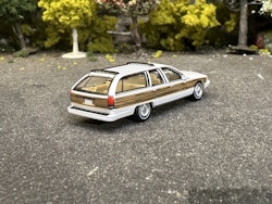 Skala 1/87 - Chevrolet Caprice Station Wagon, White/wood fr PCX87