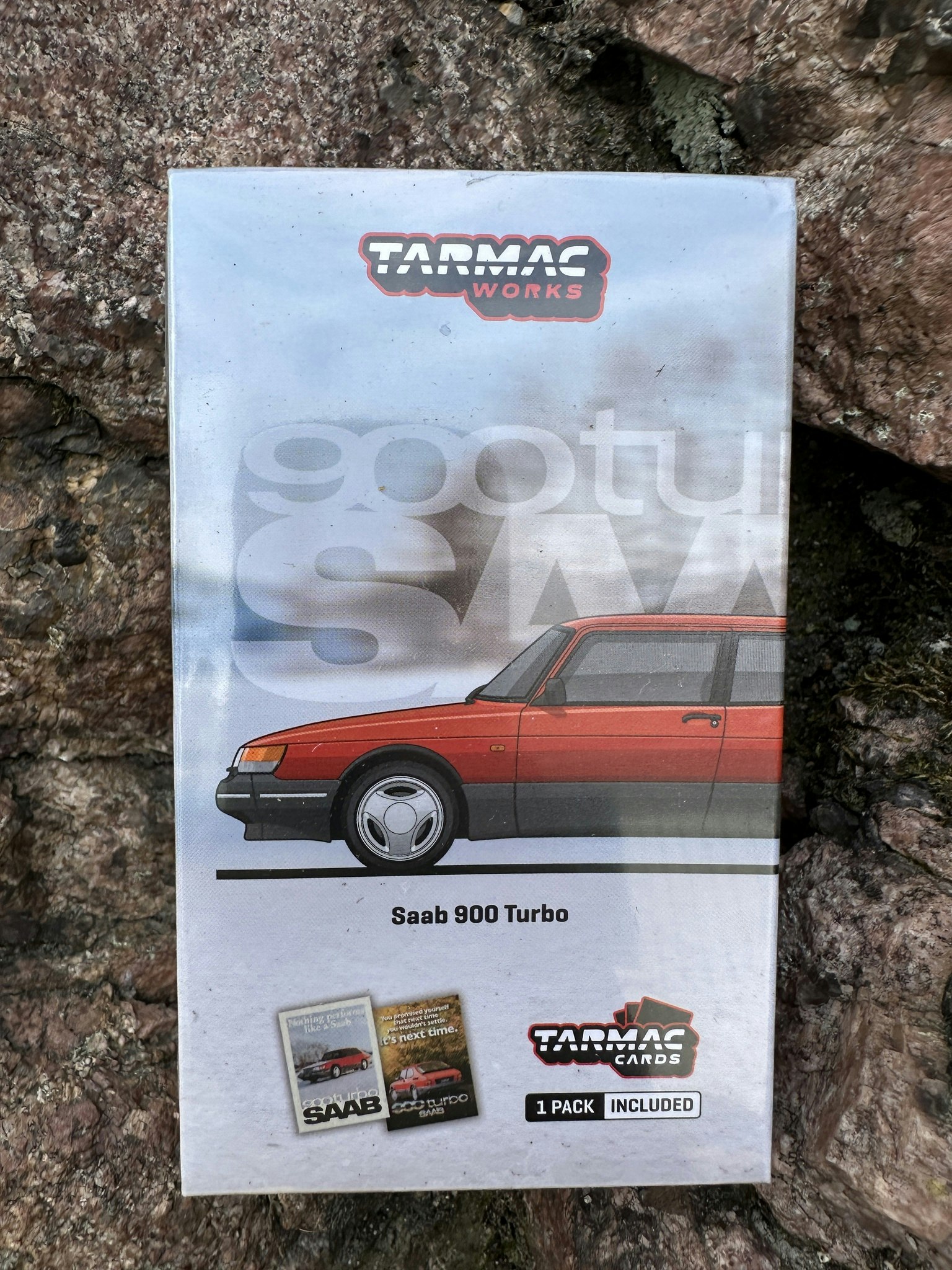 Skala 1/64 SAAB 900 Turbo, Red w with Tarmac Cards fr TARMAC WORKS