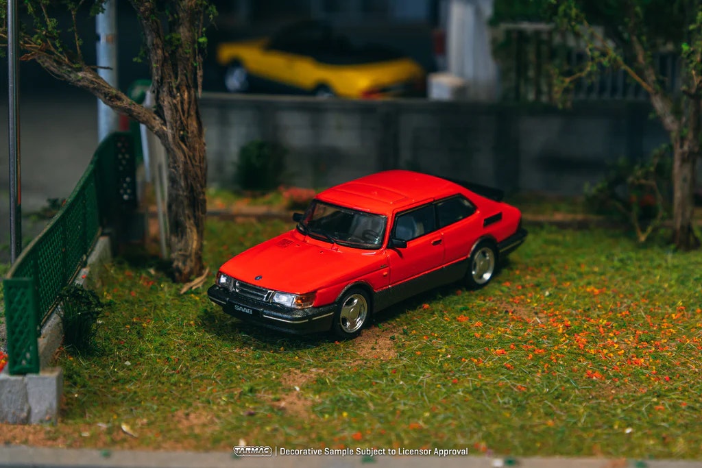 Skala 1/64 SAAB 900 Turbo, Red w with Tarmac Cards fr TARMAC WORKS