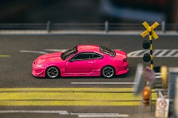 Skala 1/64 Nissan Silvia S15 Pink Metallic fr TARMAC WORKS