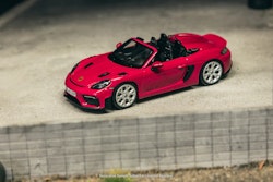Skala 1/64 Porsche 718 Spyder RS Ruby Star Neo fr TARMAC & Minichamps