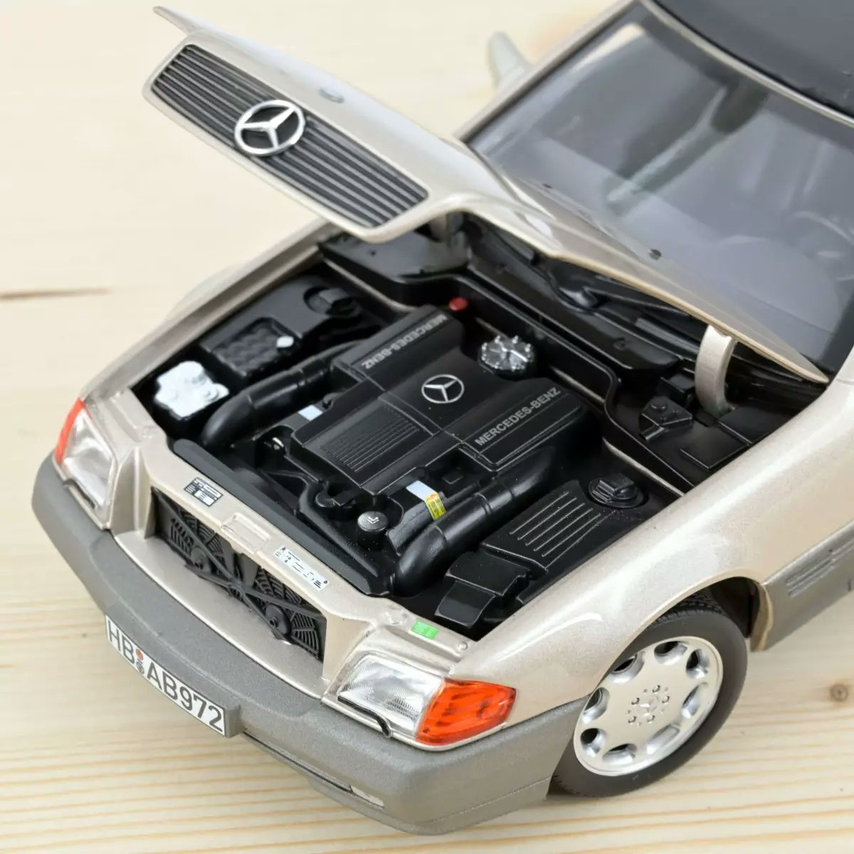 Skala 1/18 Mercedes-Benz 500 SL 1989, Smoke Silver metallic fr Norev