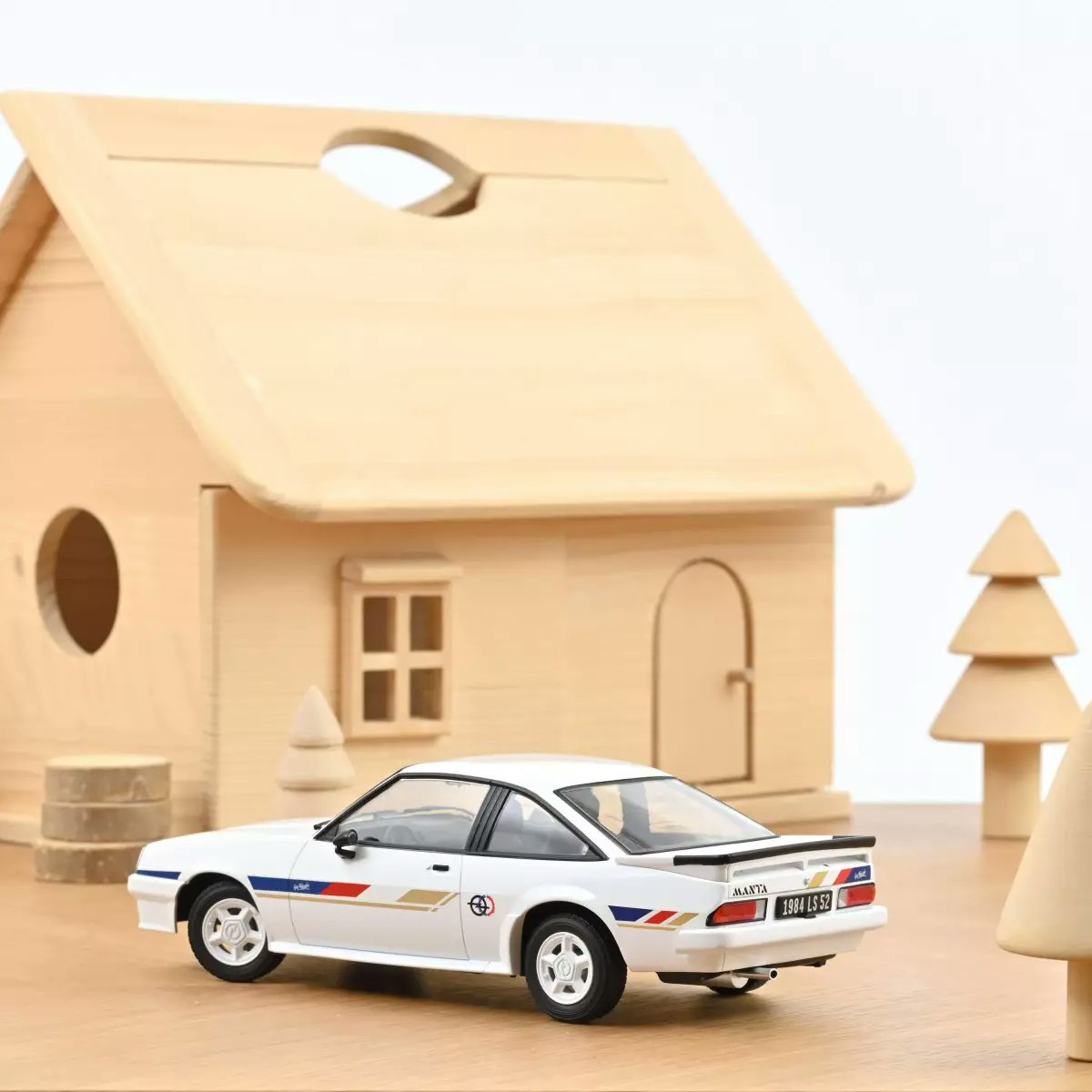 Skala 1/18 Opel Manta Guy Frequelin 1984 White fr Norev