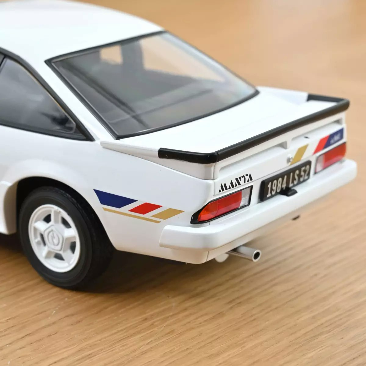 Skala 1/18 Opel Manta Guy Frequelin 1984 White fr Norev