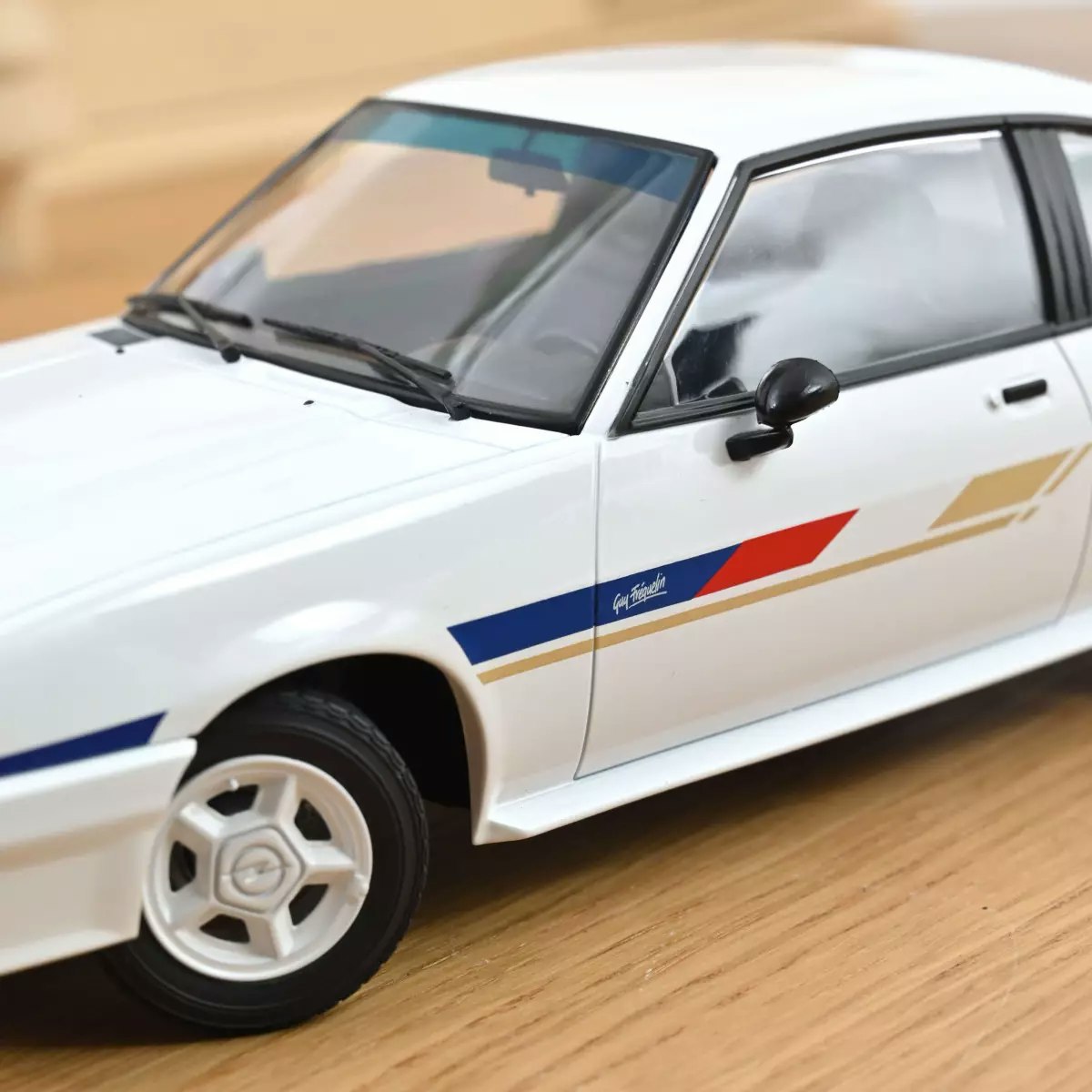 Skala 1/18 Opel Manta Guy Frequelin 1984 White fr Norev