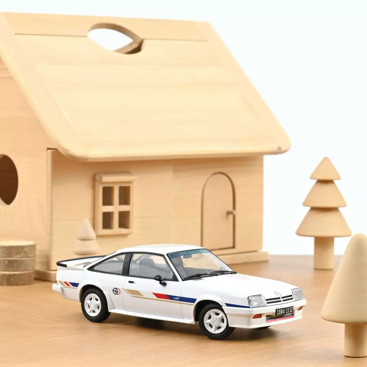 Skala 1/18 Opel Manta Guy Frequelin 1984 White fr Norev