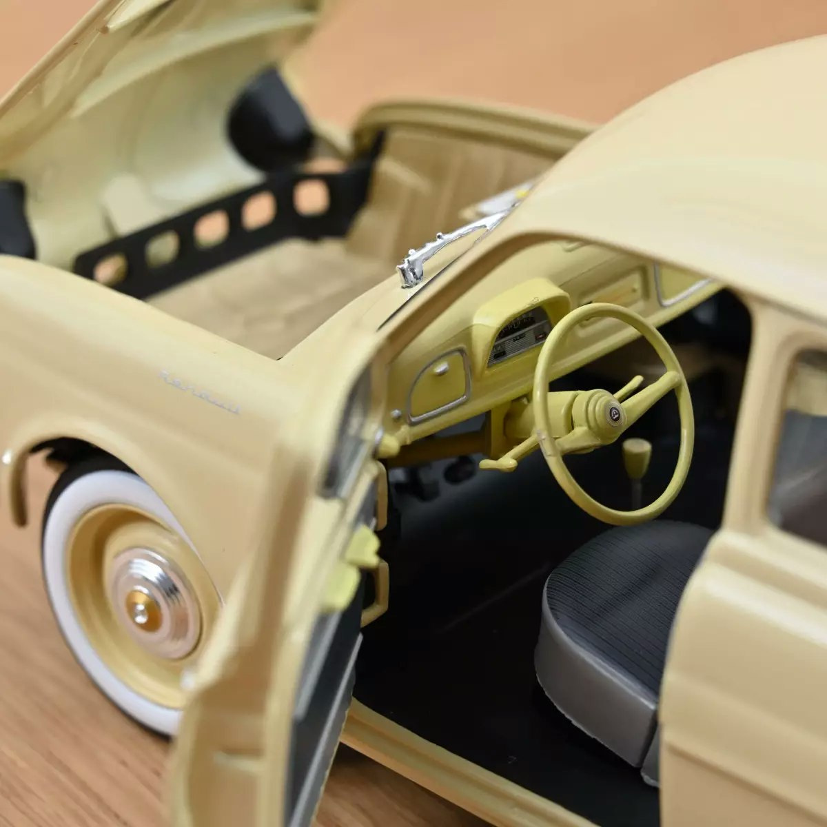 Skala 1/18 Renault Dauphine 1958 Beige fr Norev