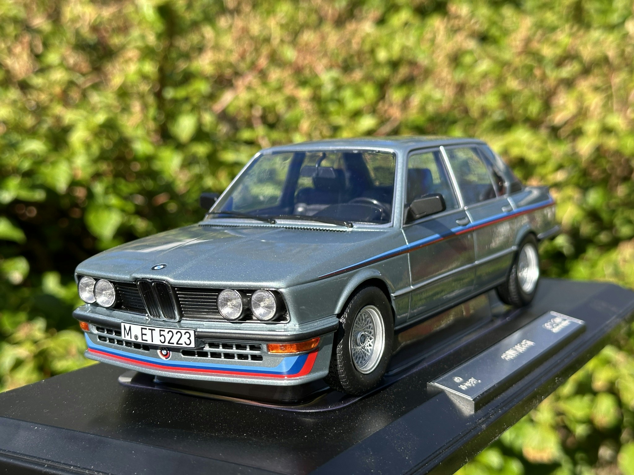 Skala 1/18 BMW E28 M 535i  1980, Blue metallic & Stripes fr Norev Limited edition 500 pcs