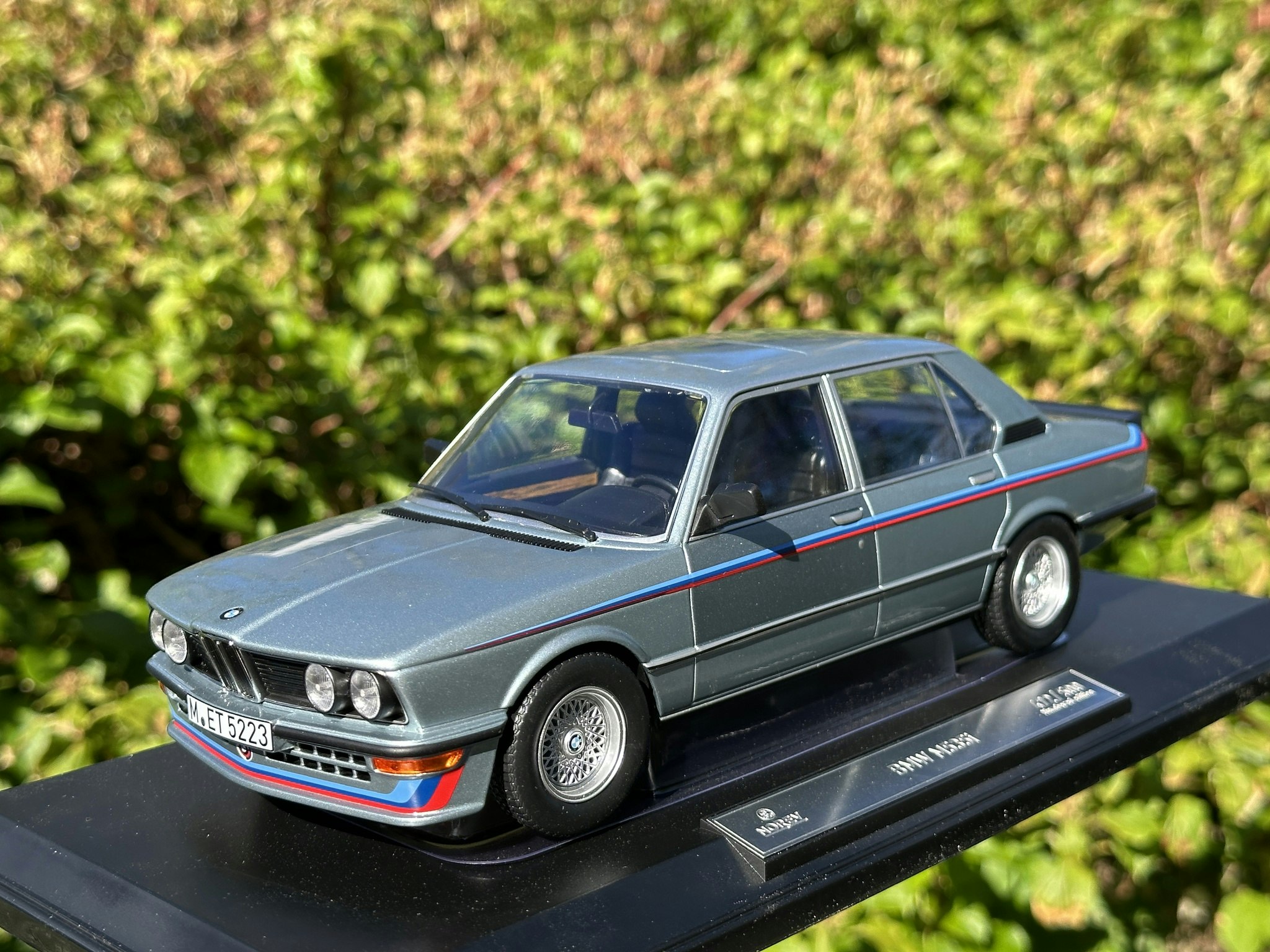 Skala 1/18 BMW E28 M 535i  1980, Blue metallic & Stripes fr Norev Limited edition 500 pcs