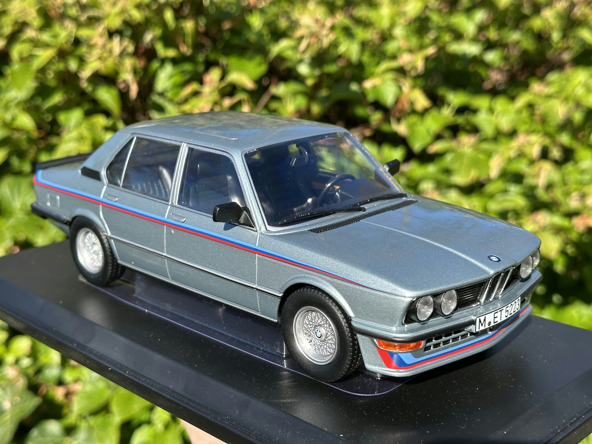 Skala 1/18 BMW E28 M 535i  1980, Blue metallic & Stripes fr Norev Limited edition 500 pcs